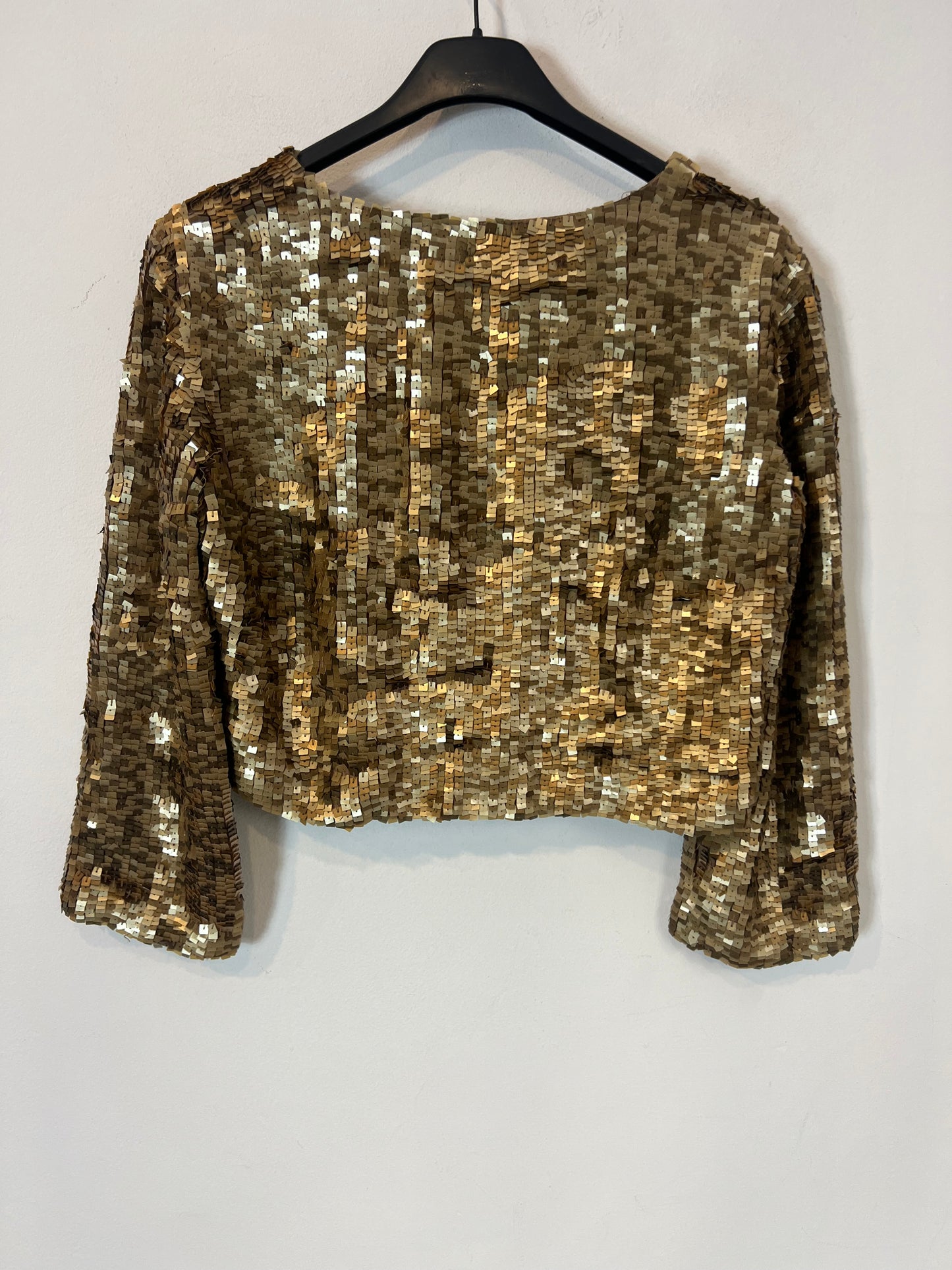 MANGO. Chaqueta corta lentejuelas doradas. T M