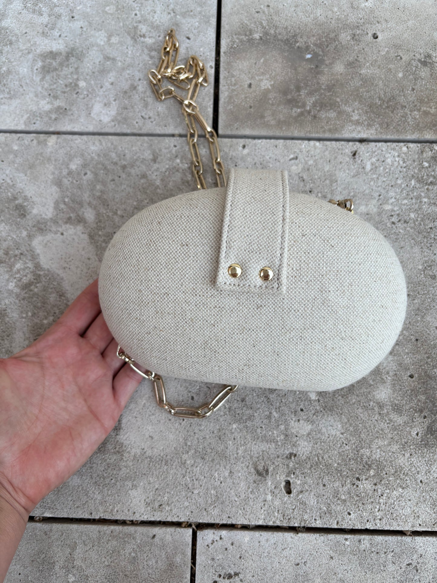 ZARA. Bolso beige cadena dorada