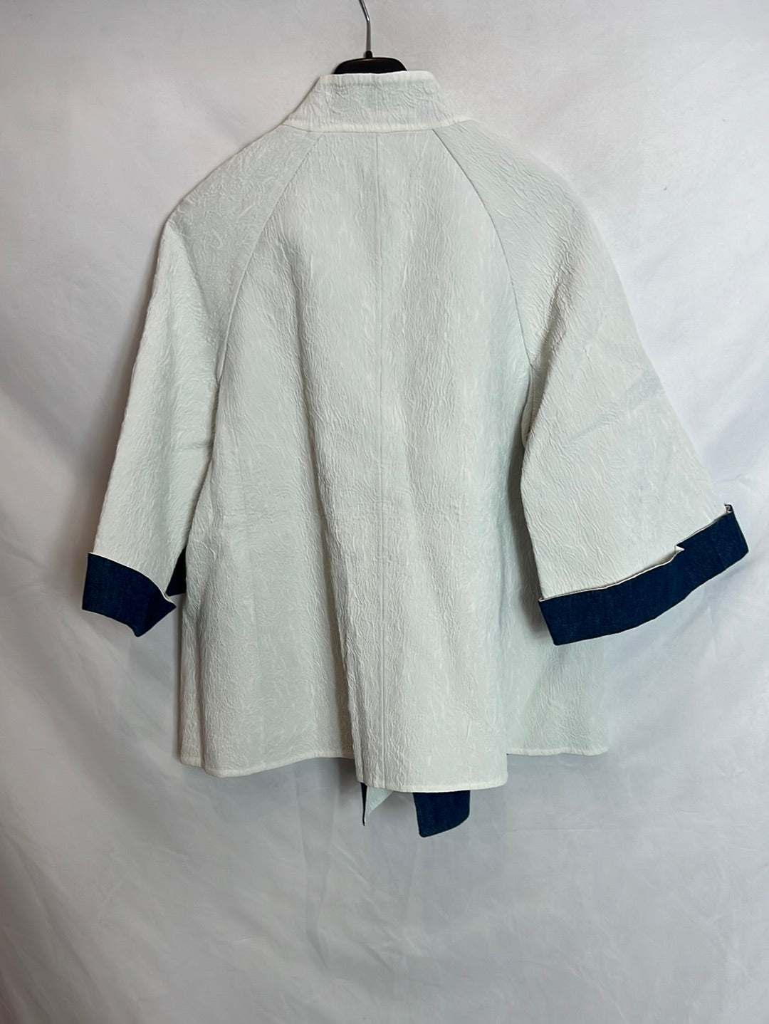 ERMANNO SCERVINO. Chaqueta blanca textura. T 44 (L)