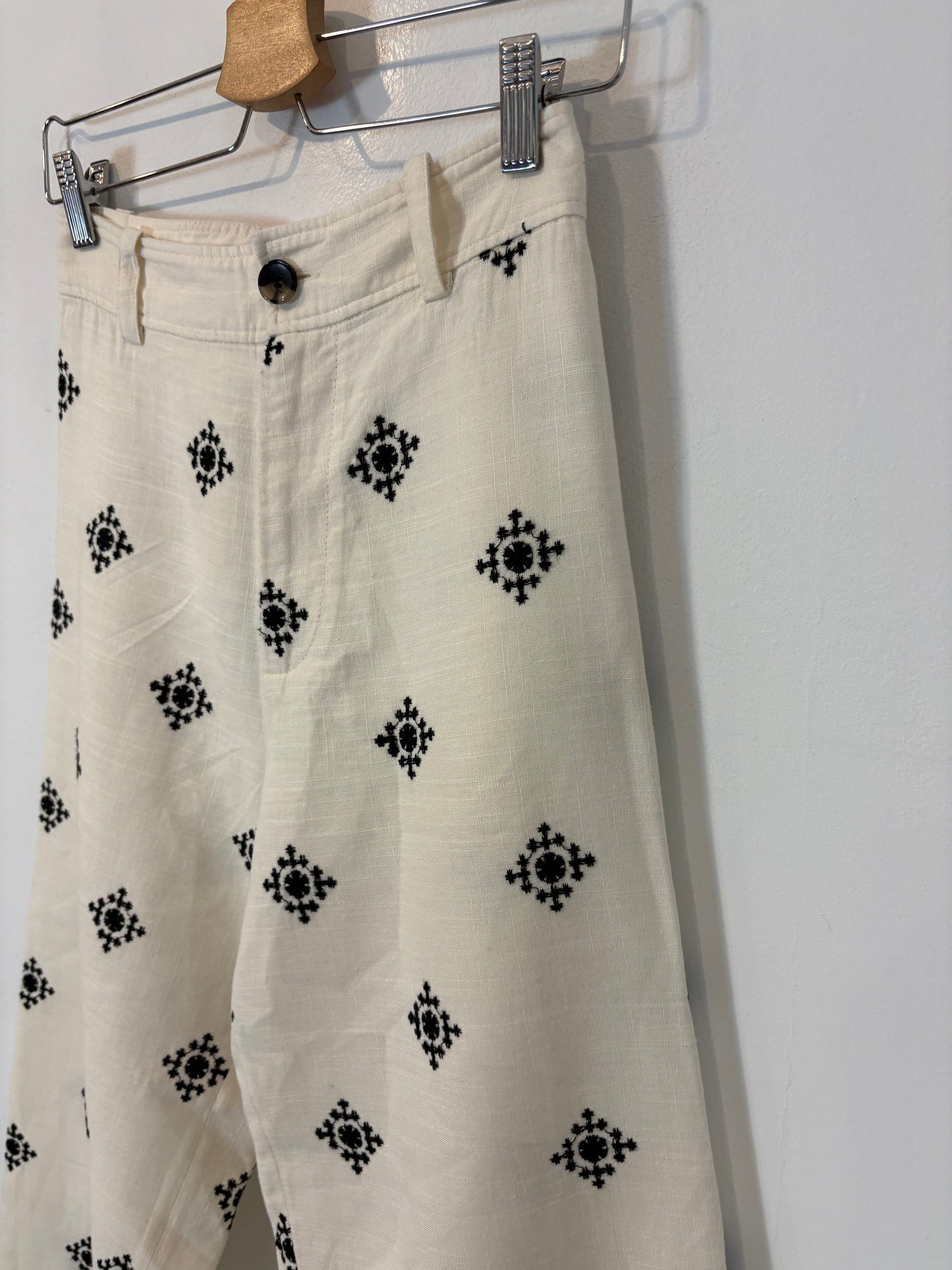 ZARA. Pantalón fluido detalle bordados. T XS