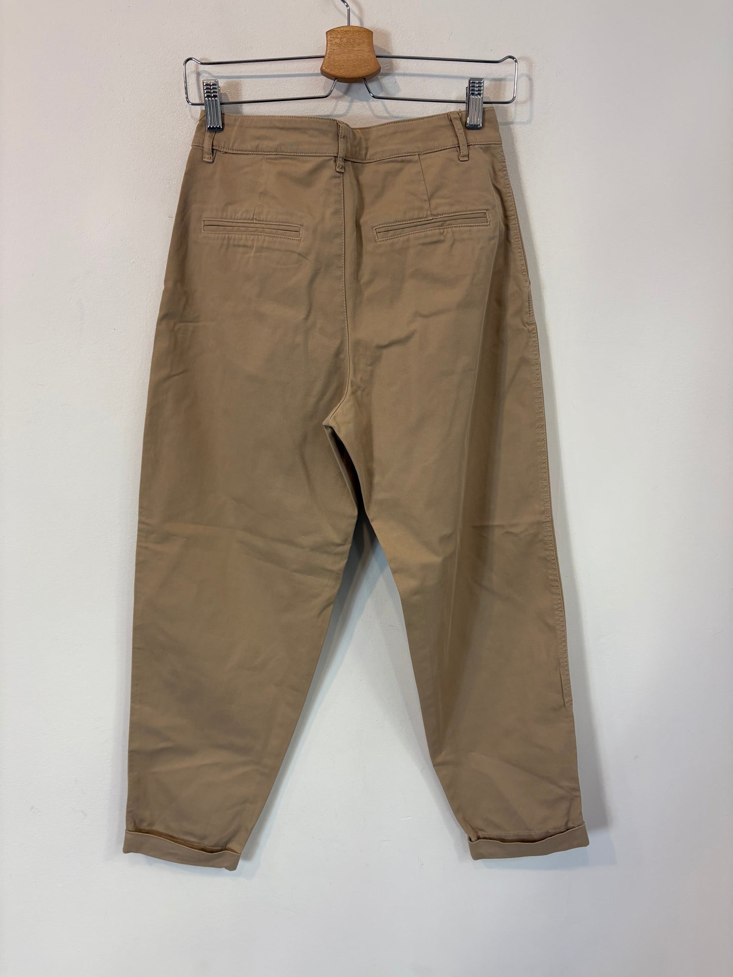 ZARA. Pantalón beige estilo chino