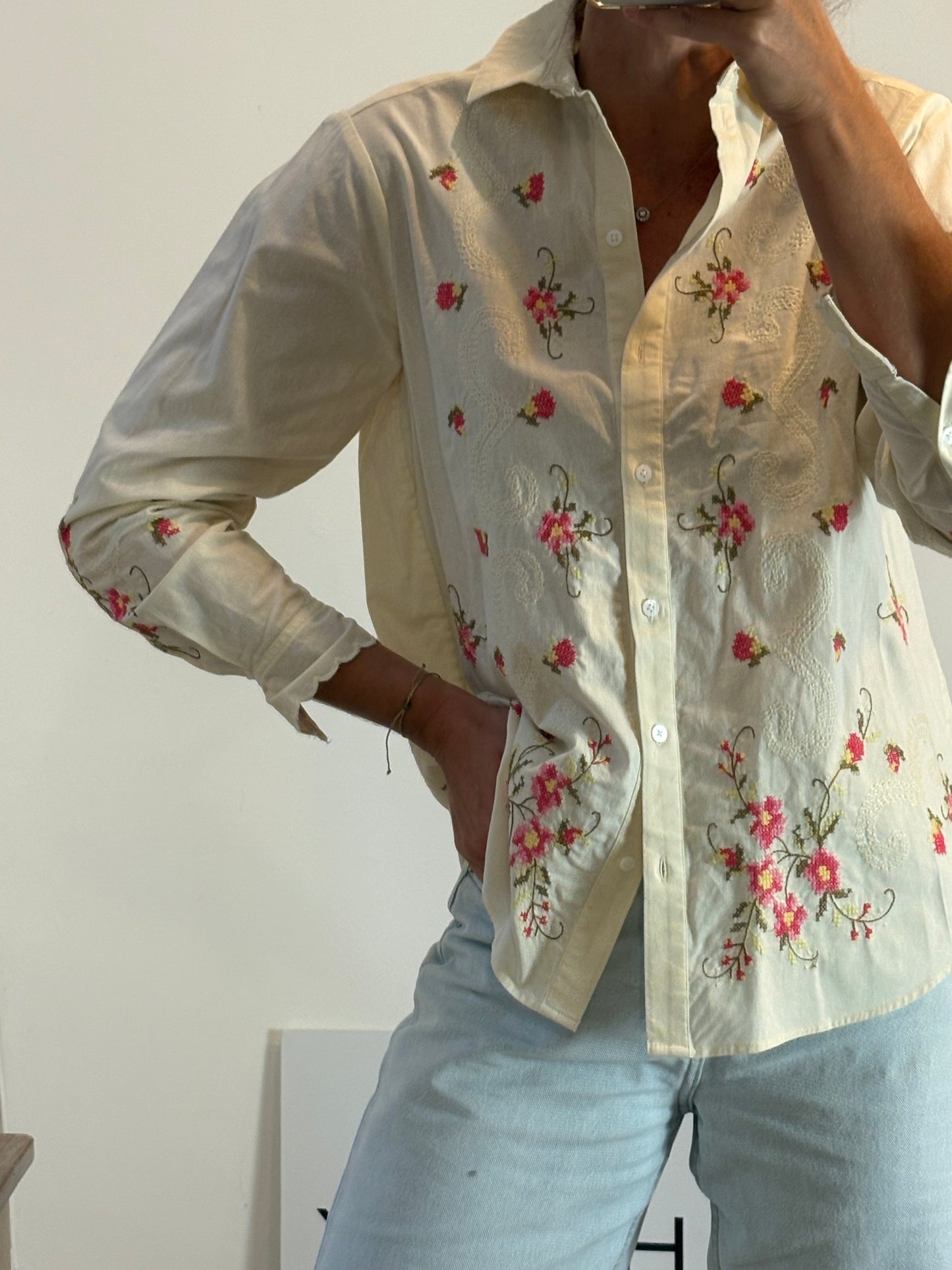 SÉZANE x ANDION. Camisa beige punto de cruz