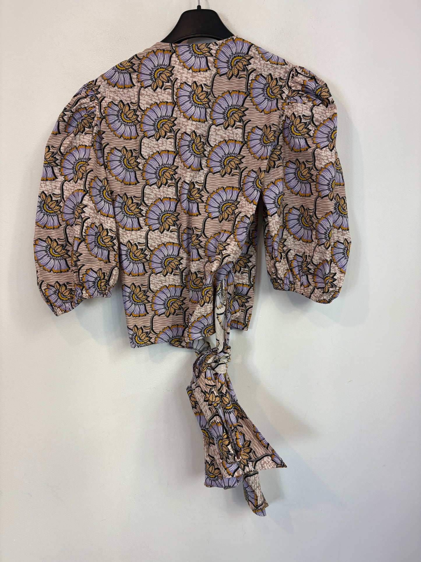 CLAUDIE PIERLOT. Blusa flores cruzada