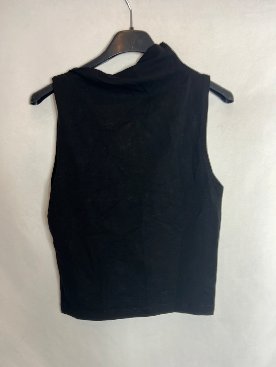 ZARA. Top negro cuello asimetrico. T S