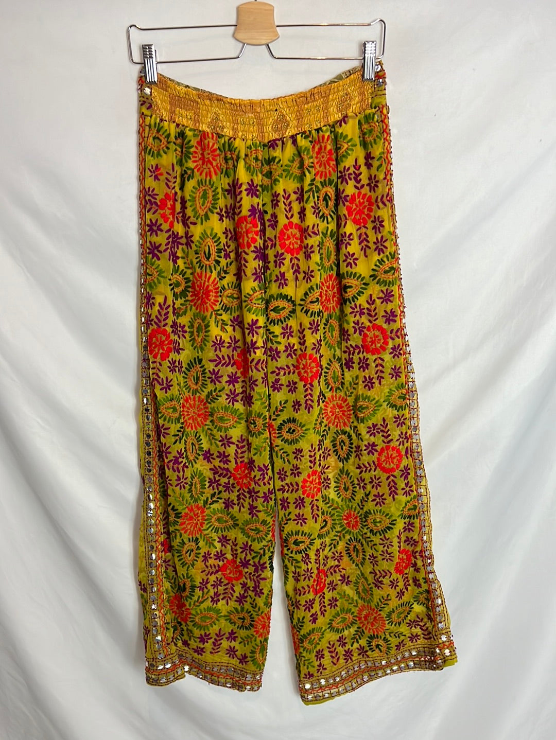 BASYCO. Pantalón texturas y pedrería colores. T U (M)