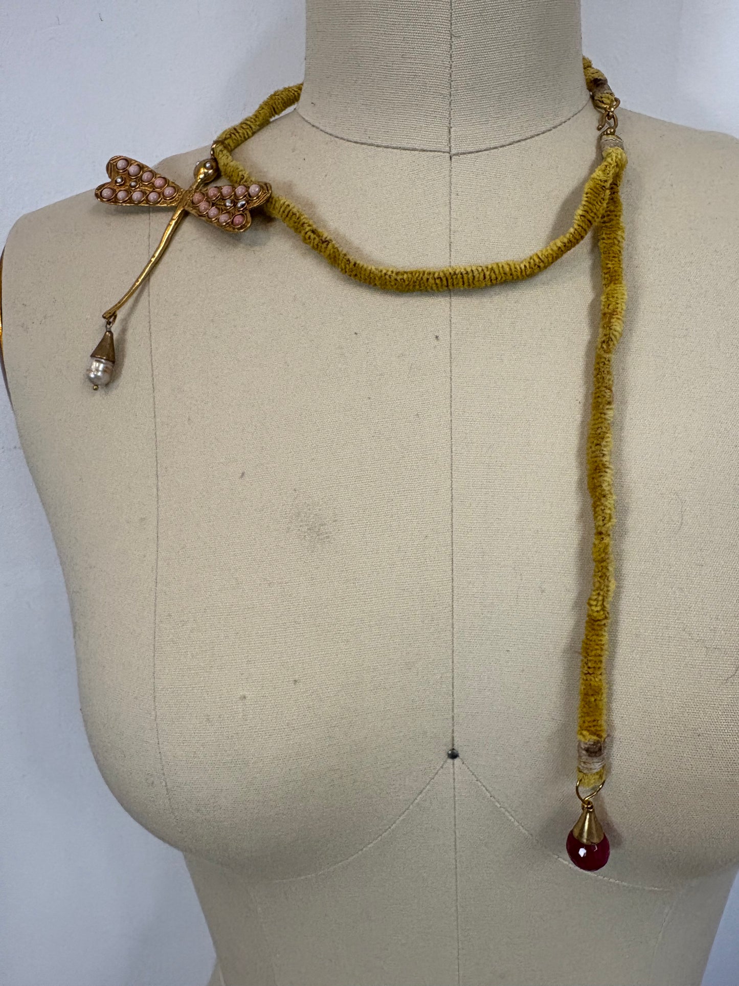 OTRAS. Collar dos posiciones libélula