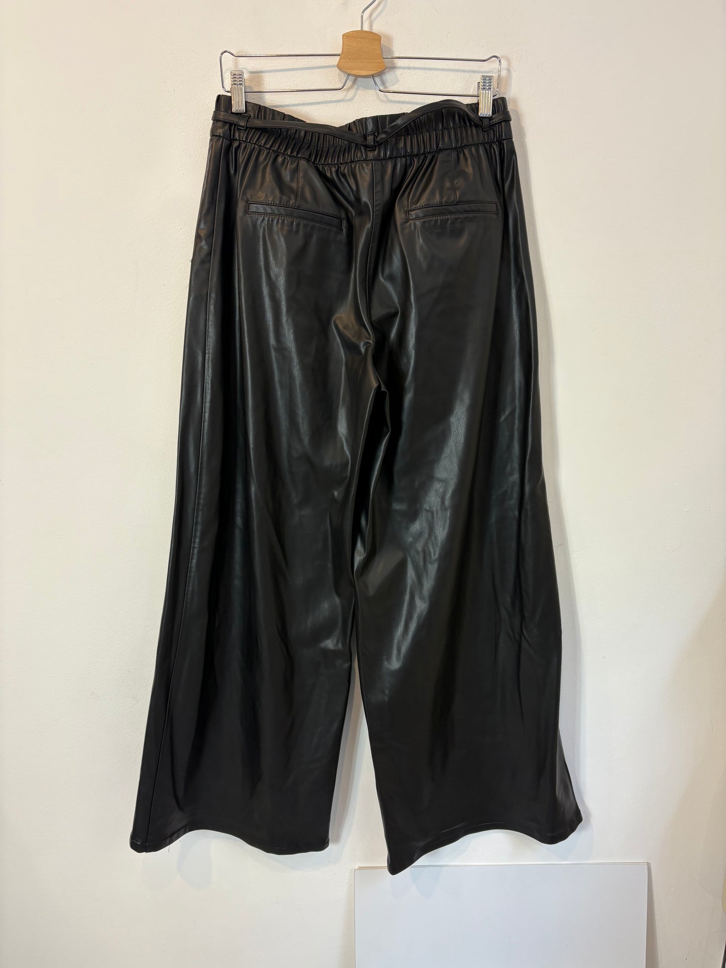 ZARA. Pantalón efecto piel pata ancha