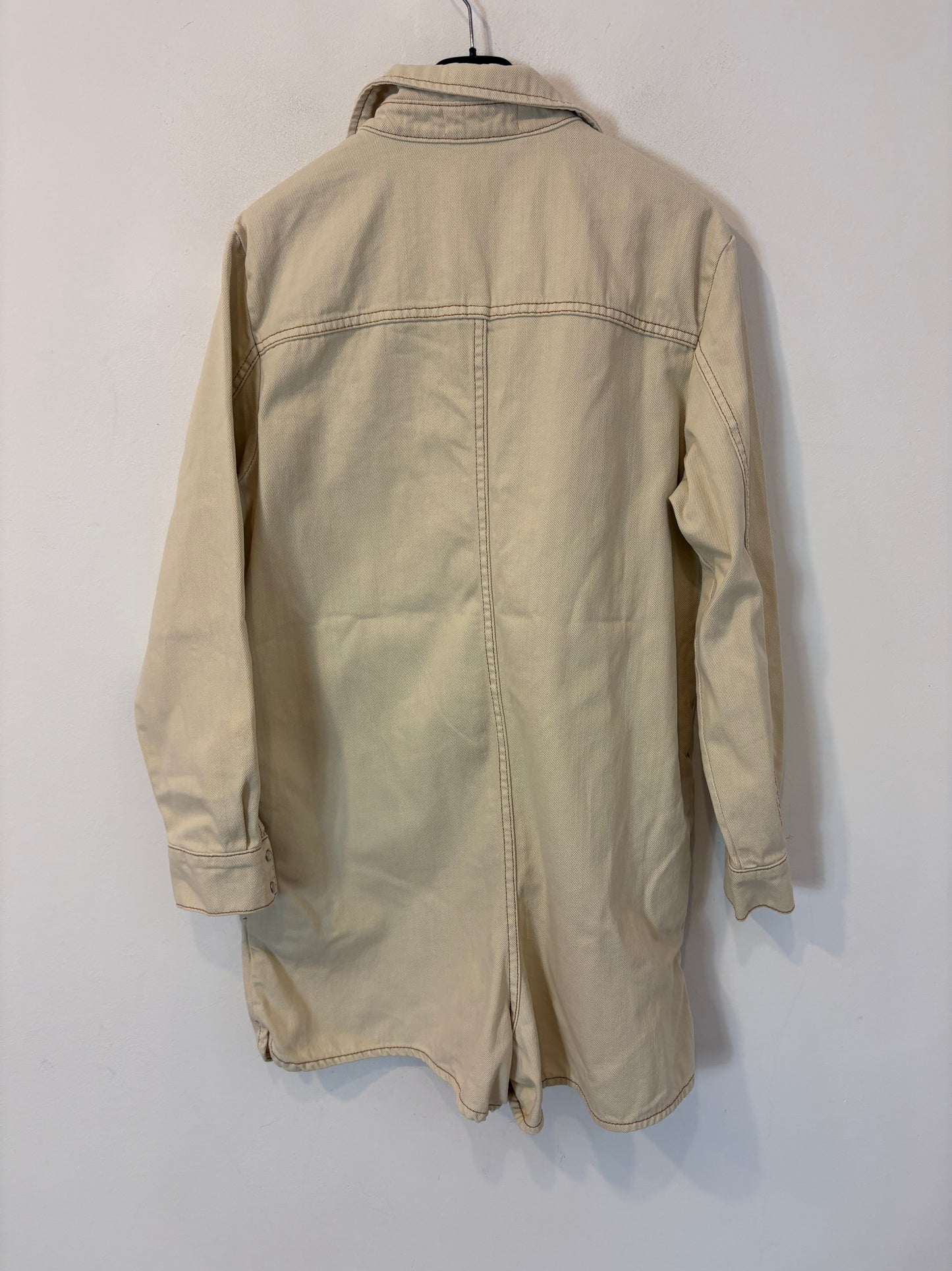 MANGO. Mono denim corto beige