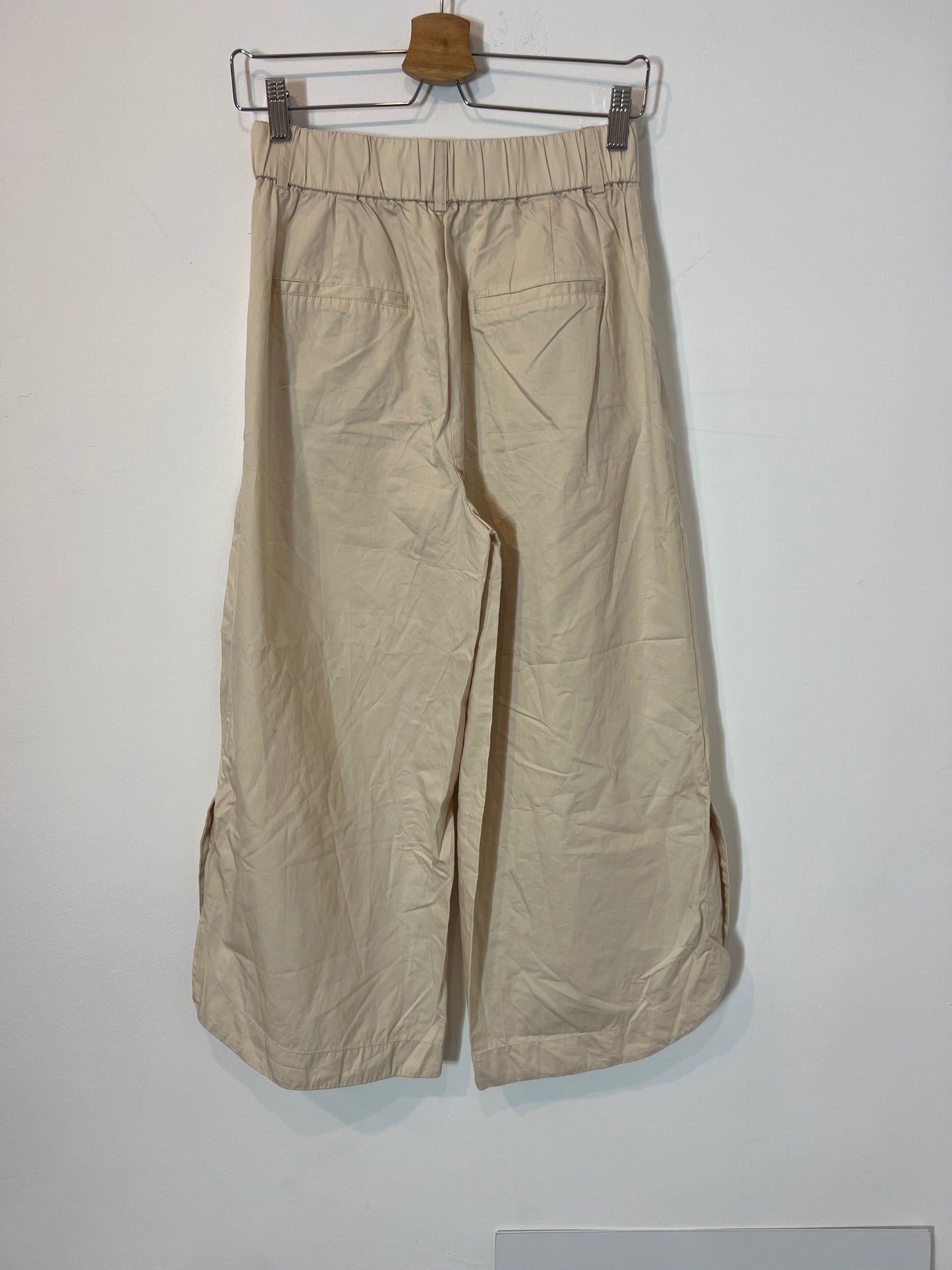 ZARA. Pantalones beige efecto falda. T S