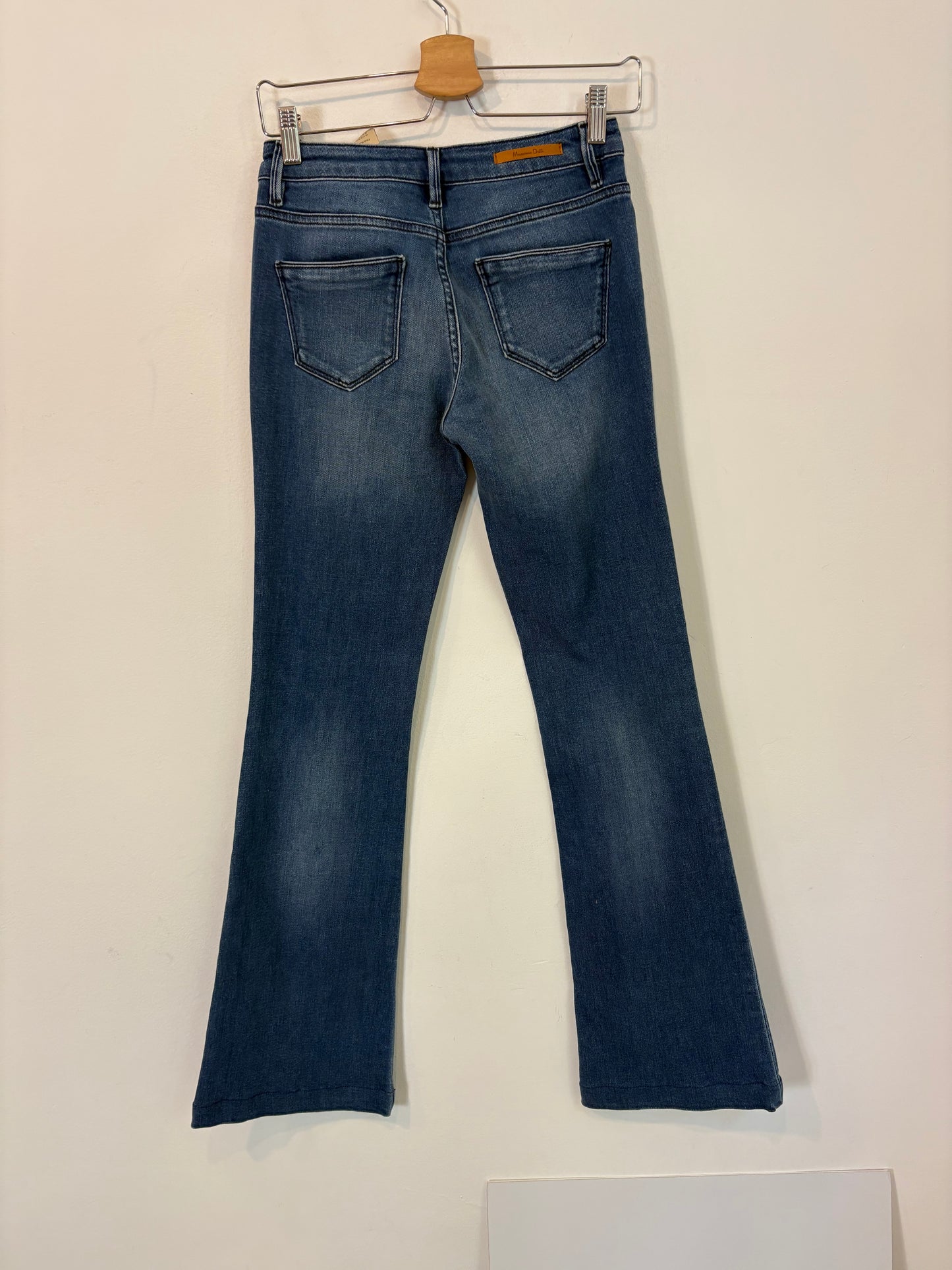 MASSIMO DUTTI. Vaquero acampanado. T 36