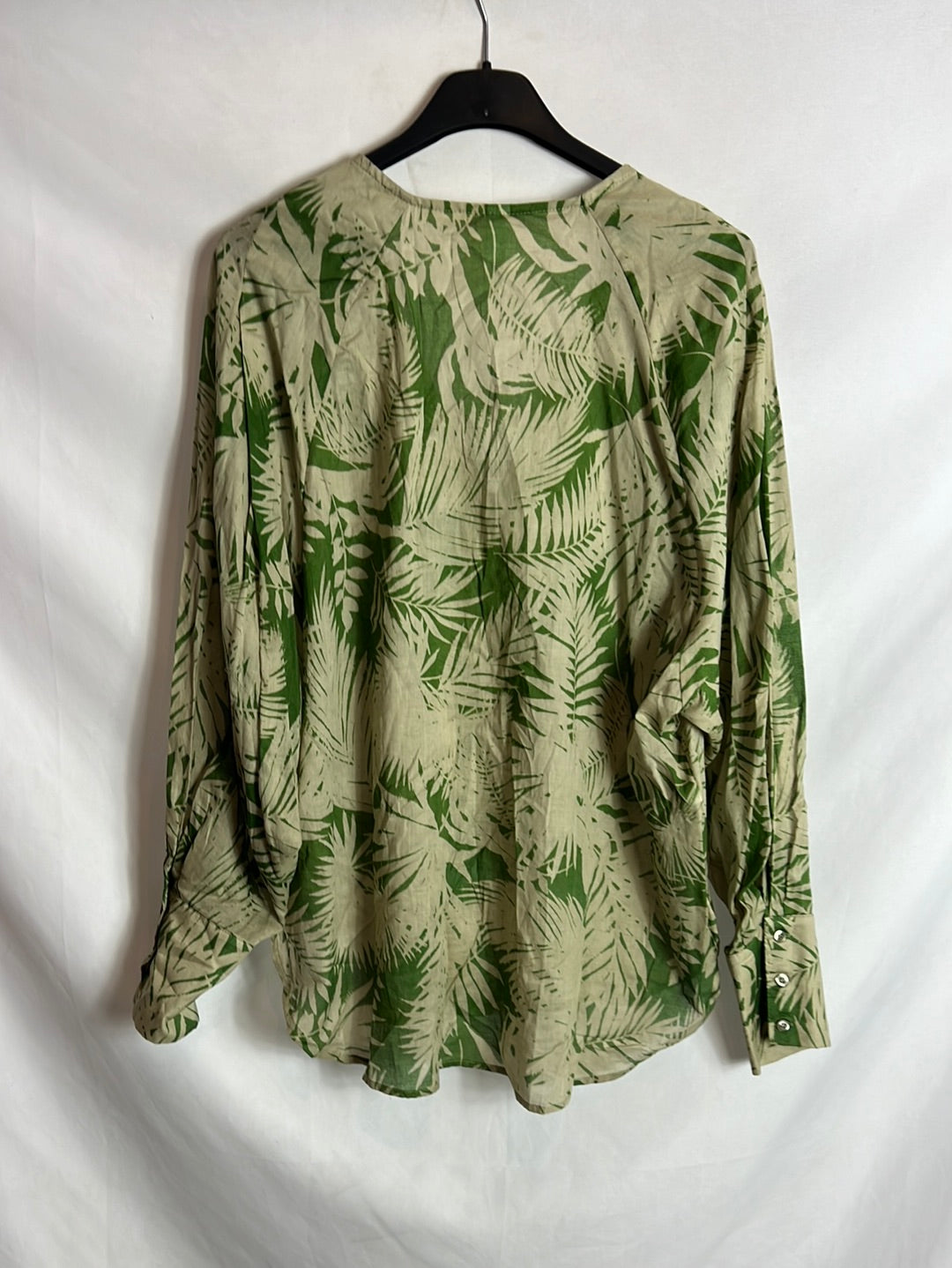 MANGO. Blusa verde hojas. TS