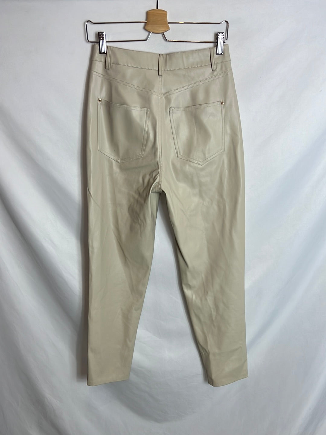 ZARA. Pantalones beige efecto piel. T36