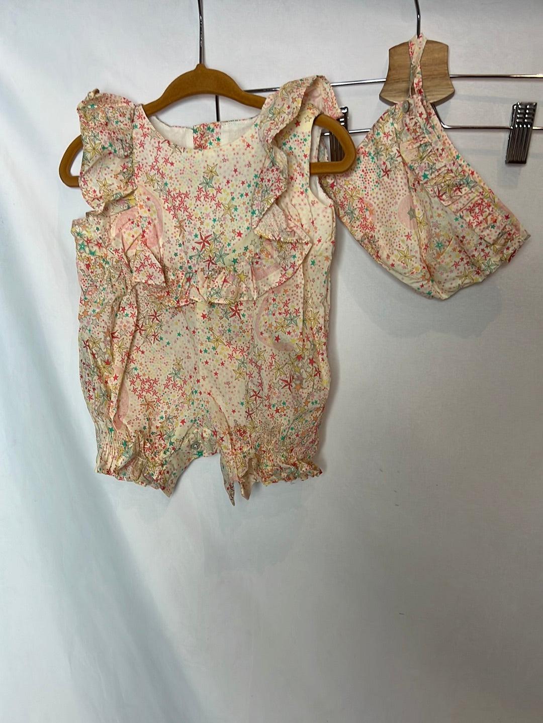 GOCCO. Romper and bonnet with colorful print. Size 3-6 months