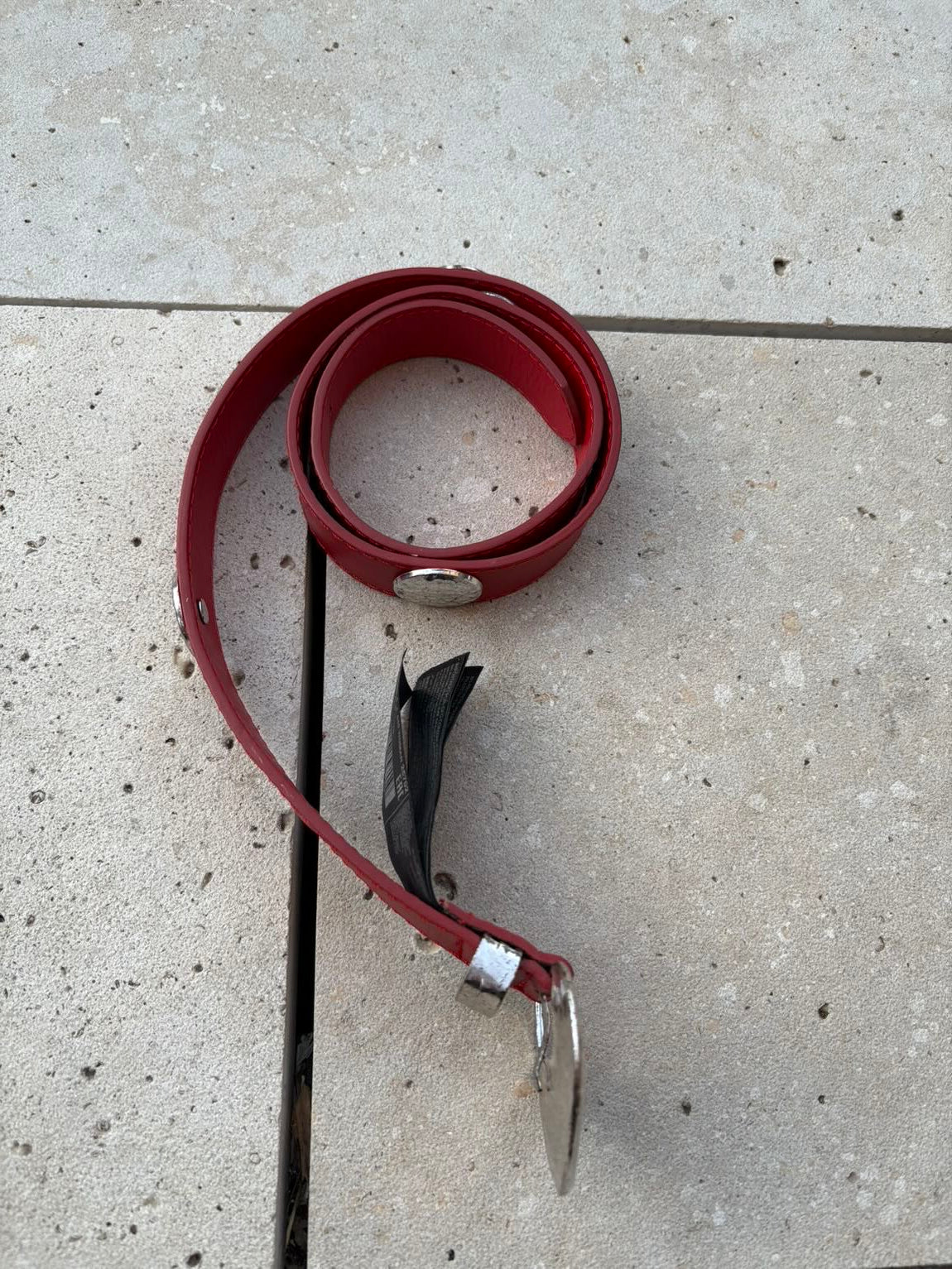 Cinturón rojo tachuelas