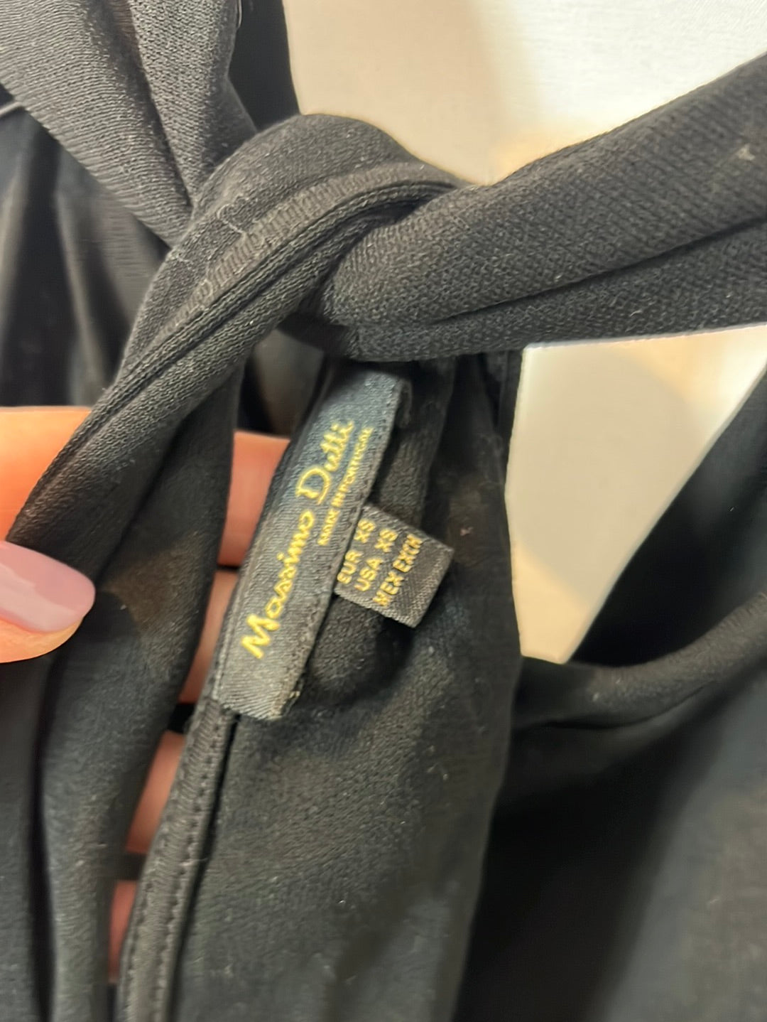 MASSIMO DUTTI. Top negro fluido detalle espalda. T XS