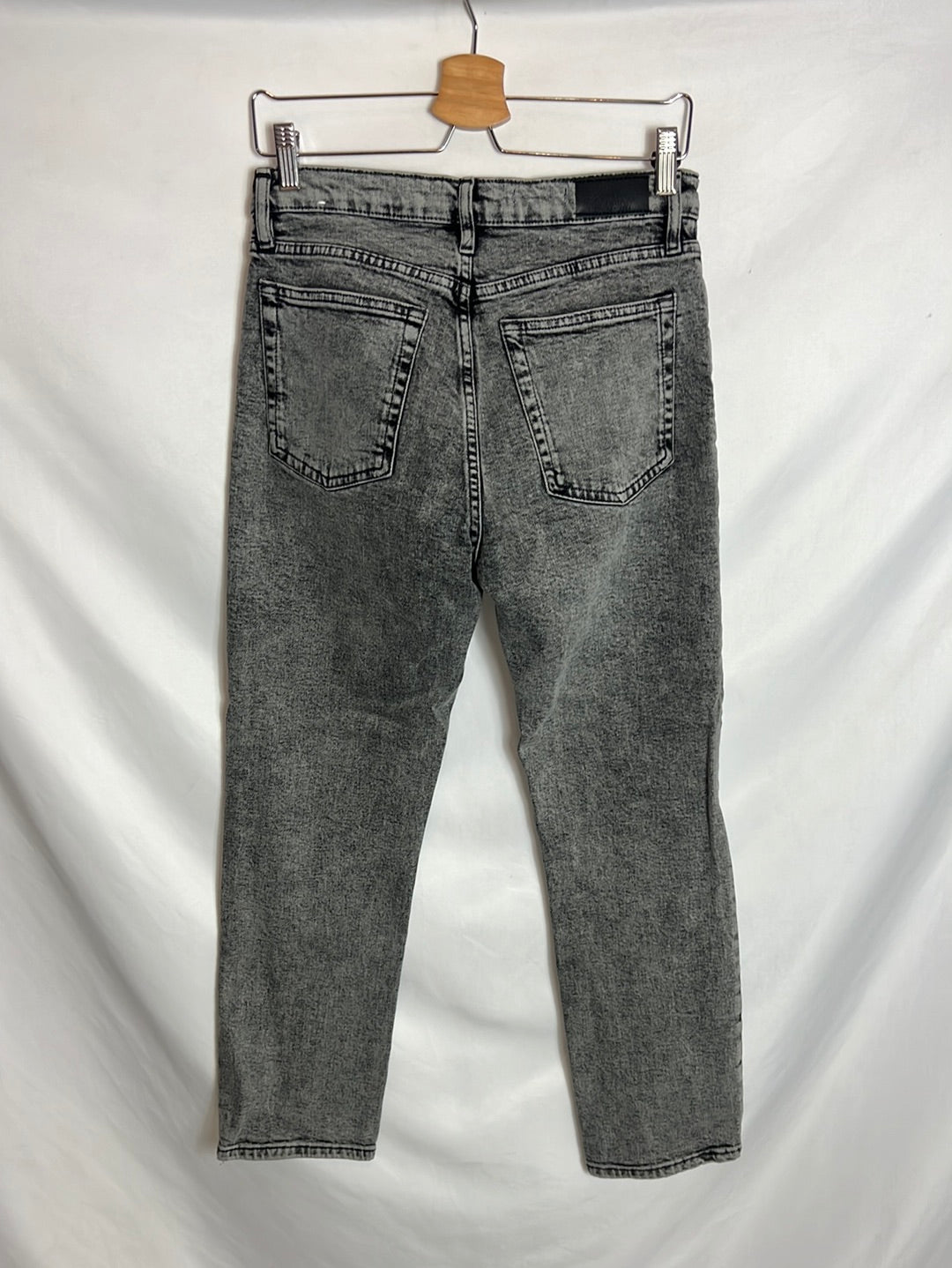 MANGO. Denim recto gris abotonado. T 36