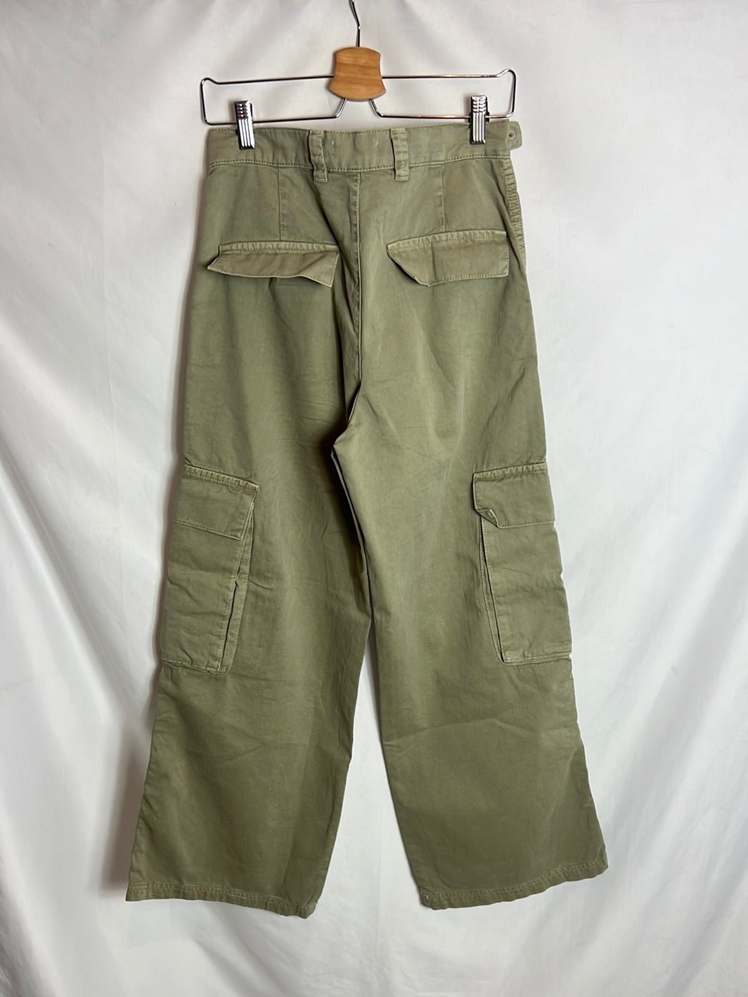 ZARA. Pantalón verde cargo pata ancha. T 38