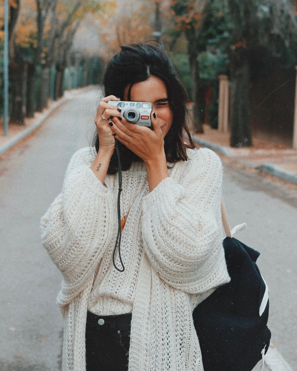 PULL&BEAR. Cárdigan beige troquelado T.s