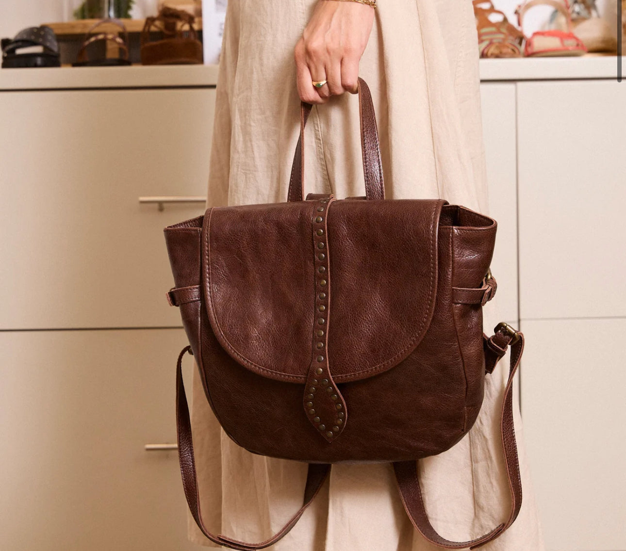 MICUIR. Mochila tachas burdeos