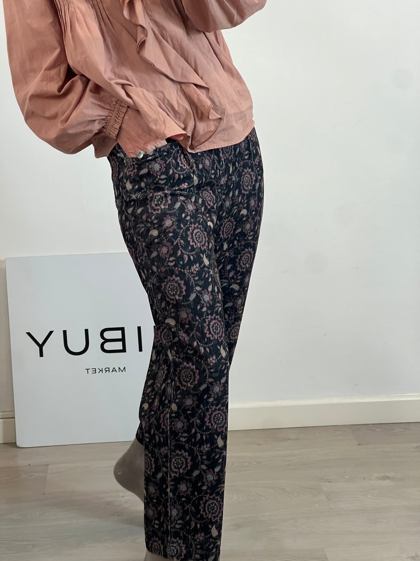 OTRAS. Pantalón azul textura flores