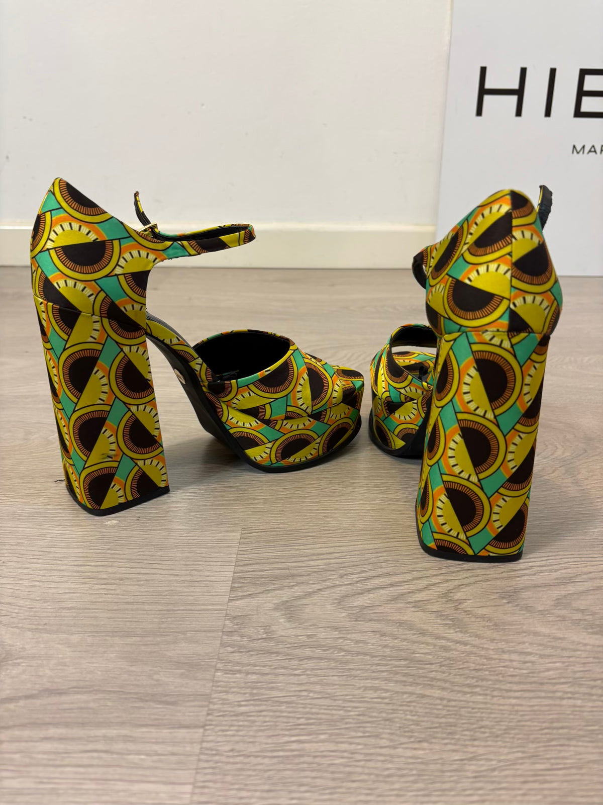 ZARA. Plataformas africanas