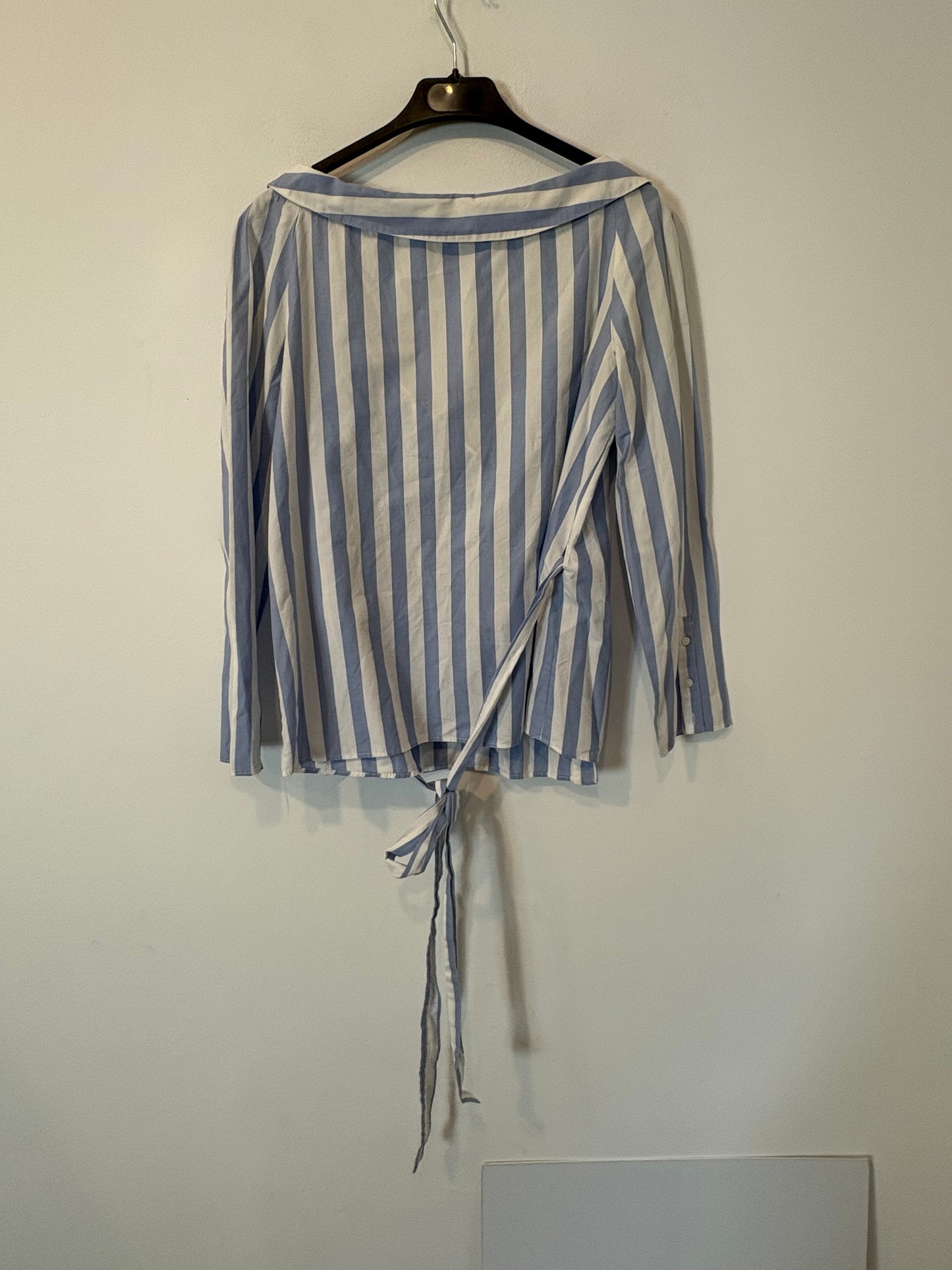 ZARA. Blusa rayas cruzada