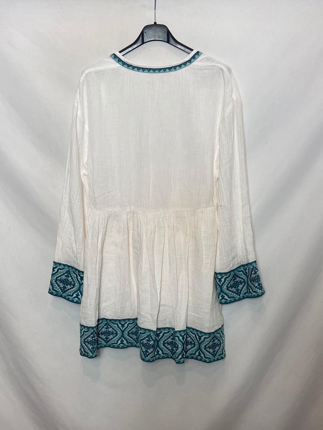ZARA. Vestido blanco bordado T.XS