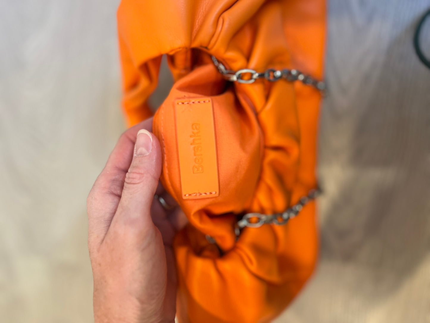 BERHKA. Bolso naranja efecto piel