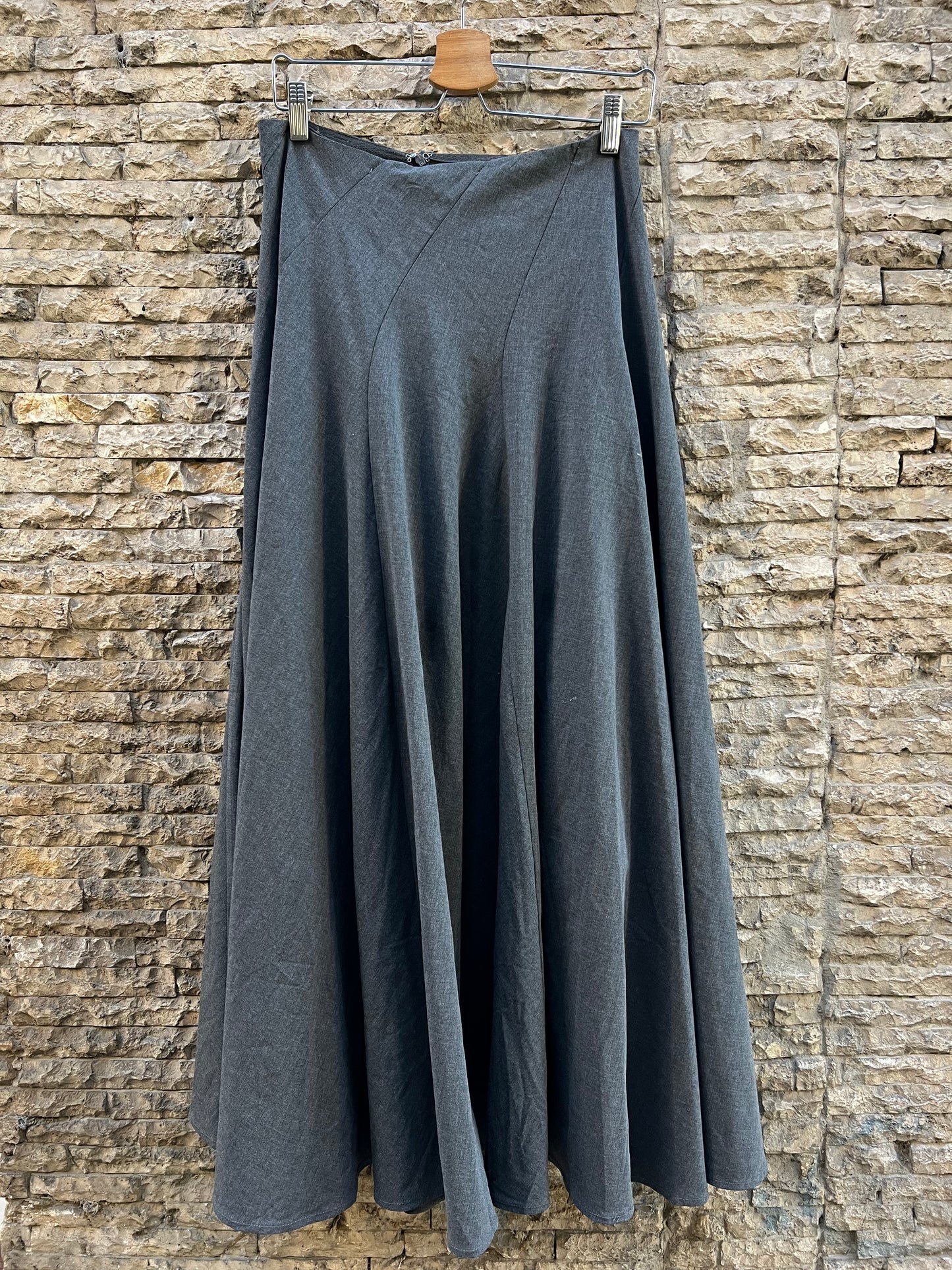 AMEÉ. Falda larga gris vuelo