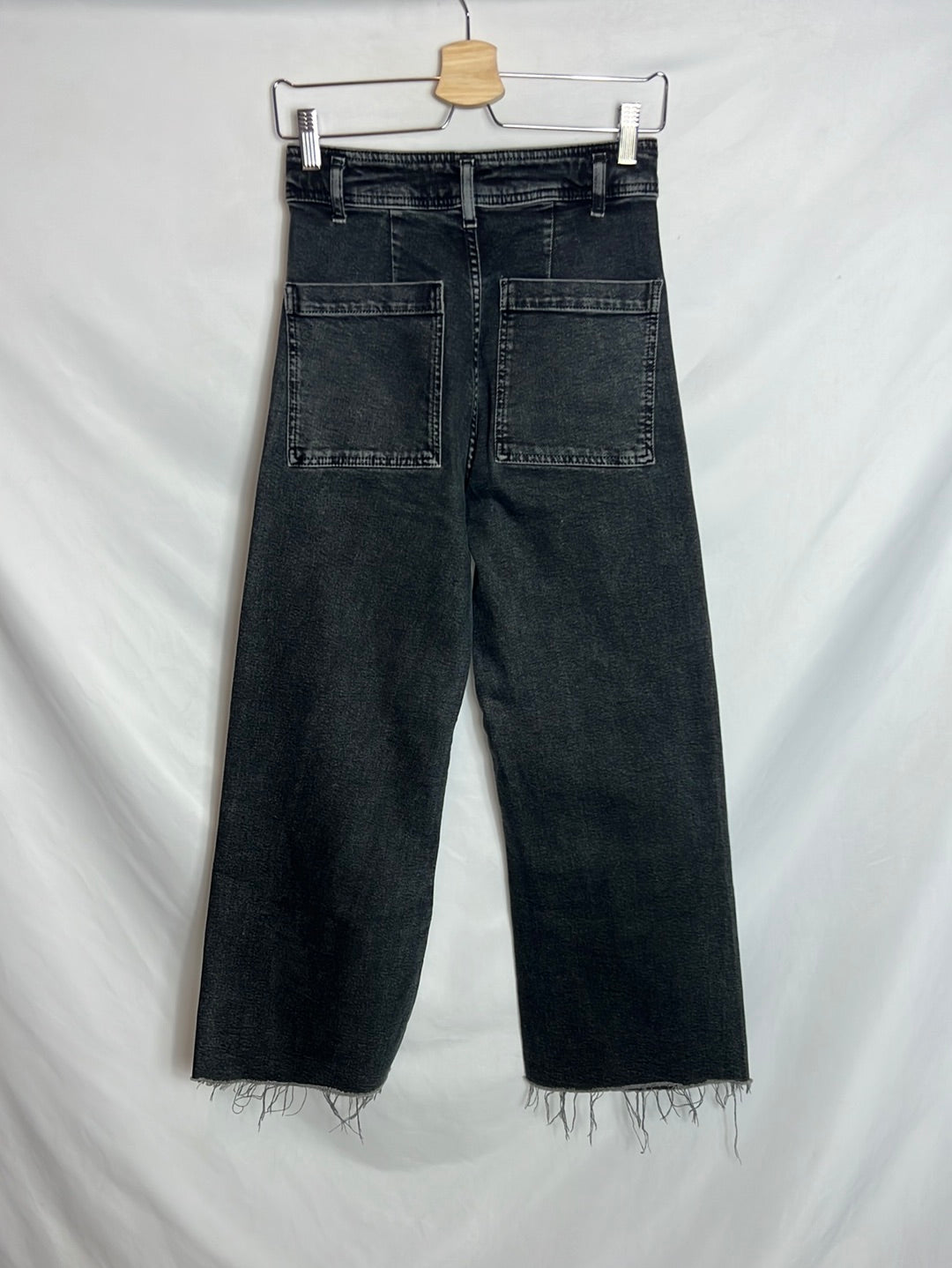 ZARA. Denim culotte negro efecto desgastado. T 36