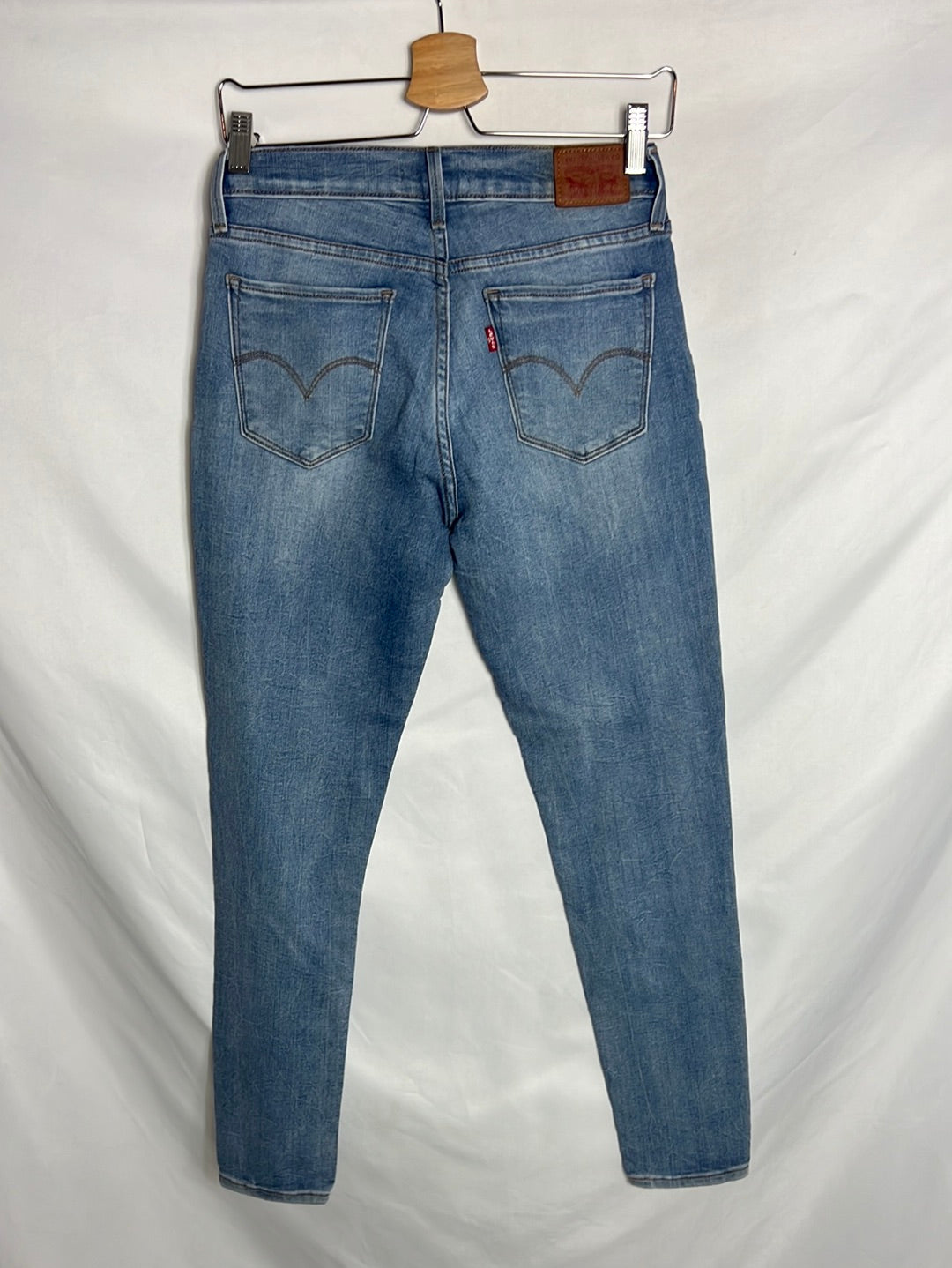 LEVI´S. Denim pitillo color claro. T 28 (38)