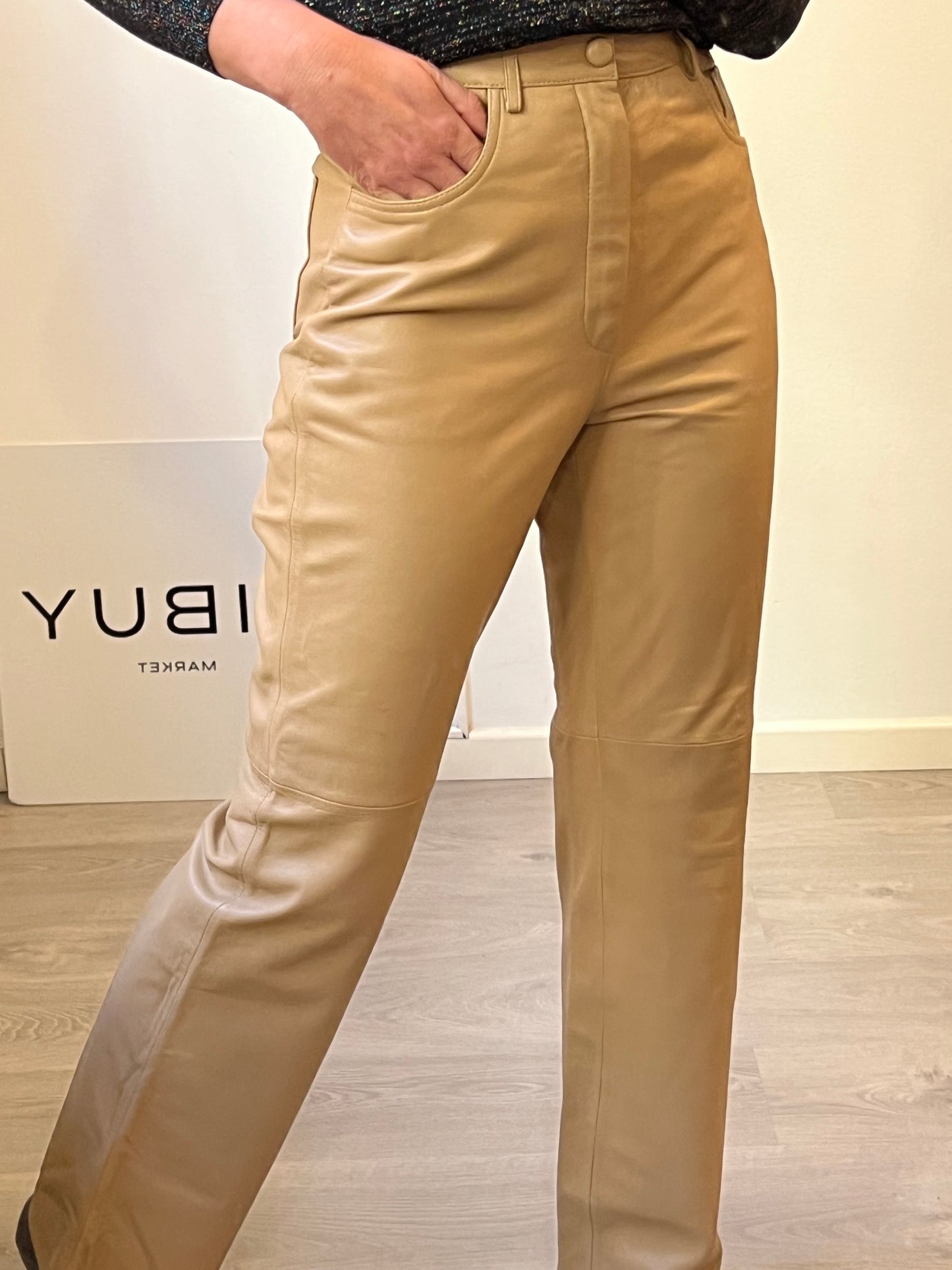 UTERQÜE. Pantalón beige piel recto. T S