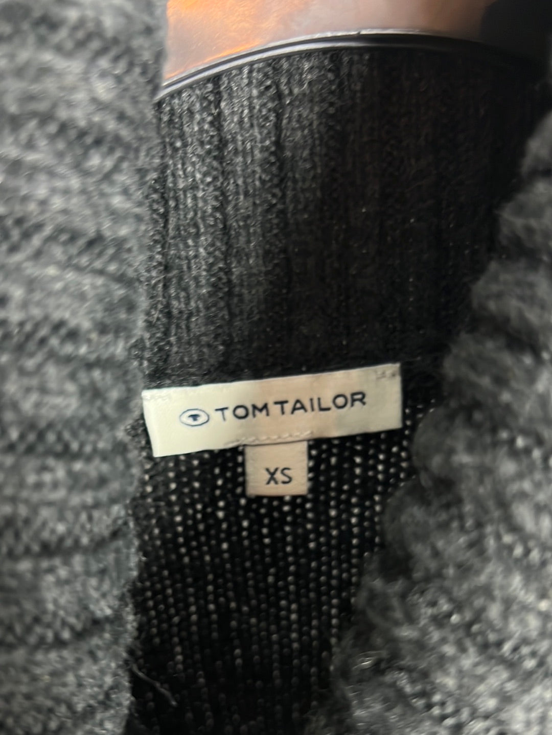 TOMTAILOR. Jersey gris cuello vuelto. TXS