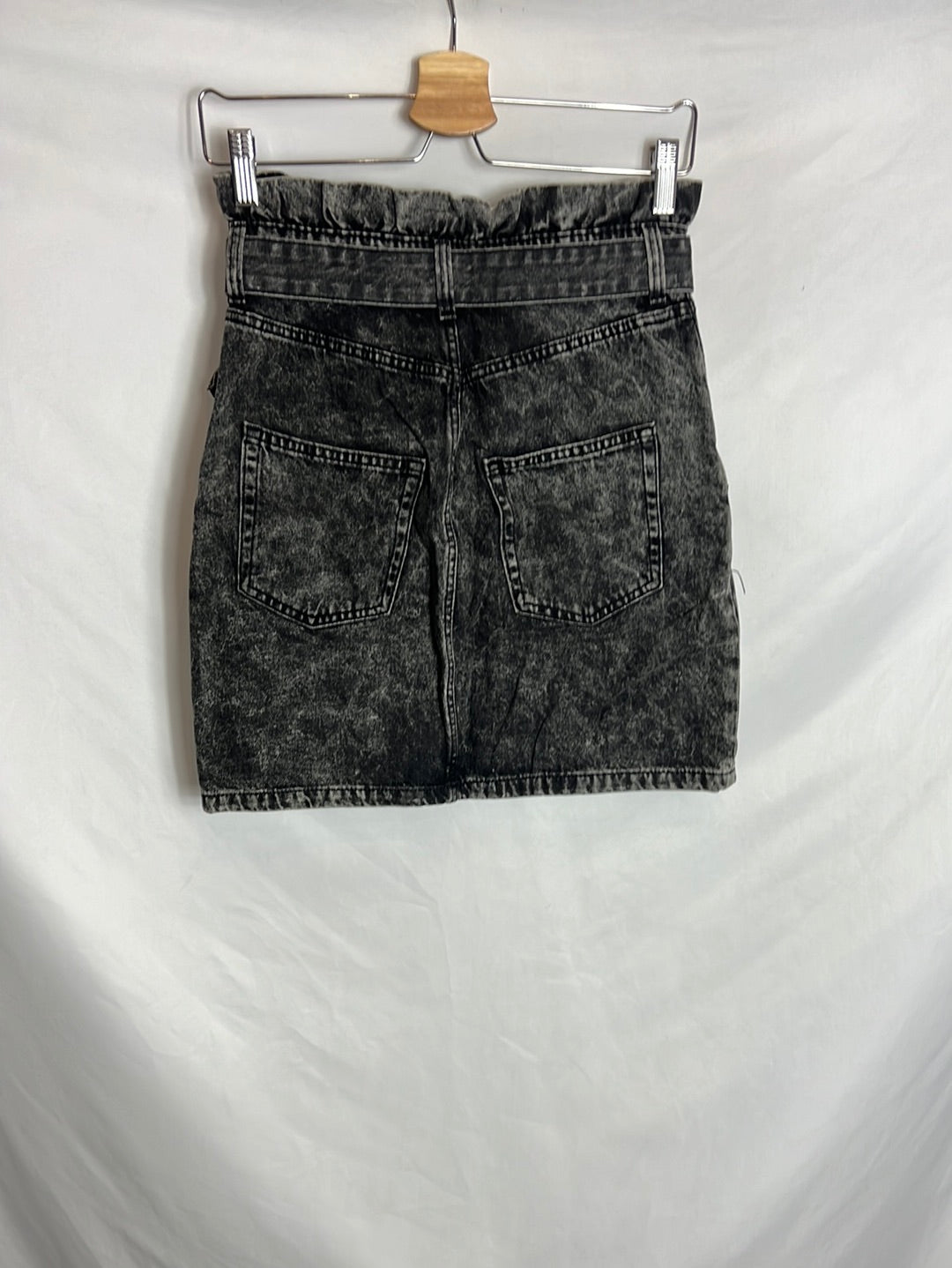 H&M . Falda corta negra efecto desgastado. T 36