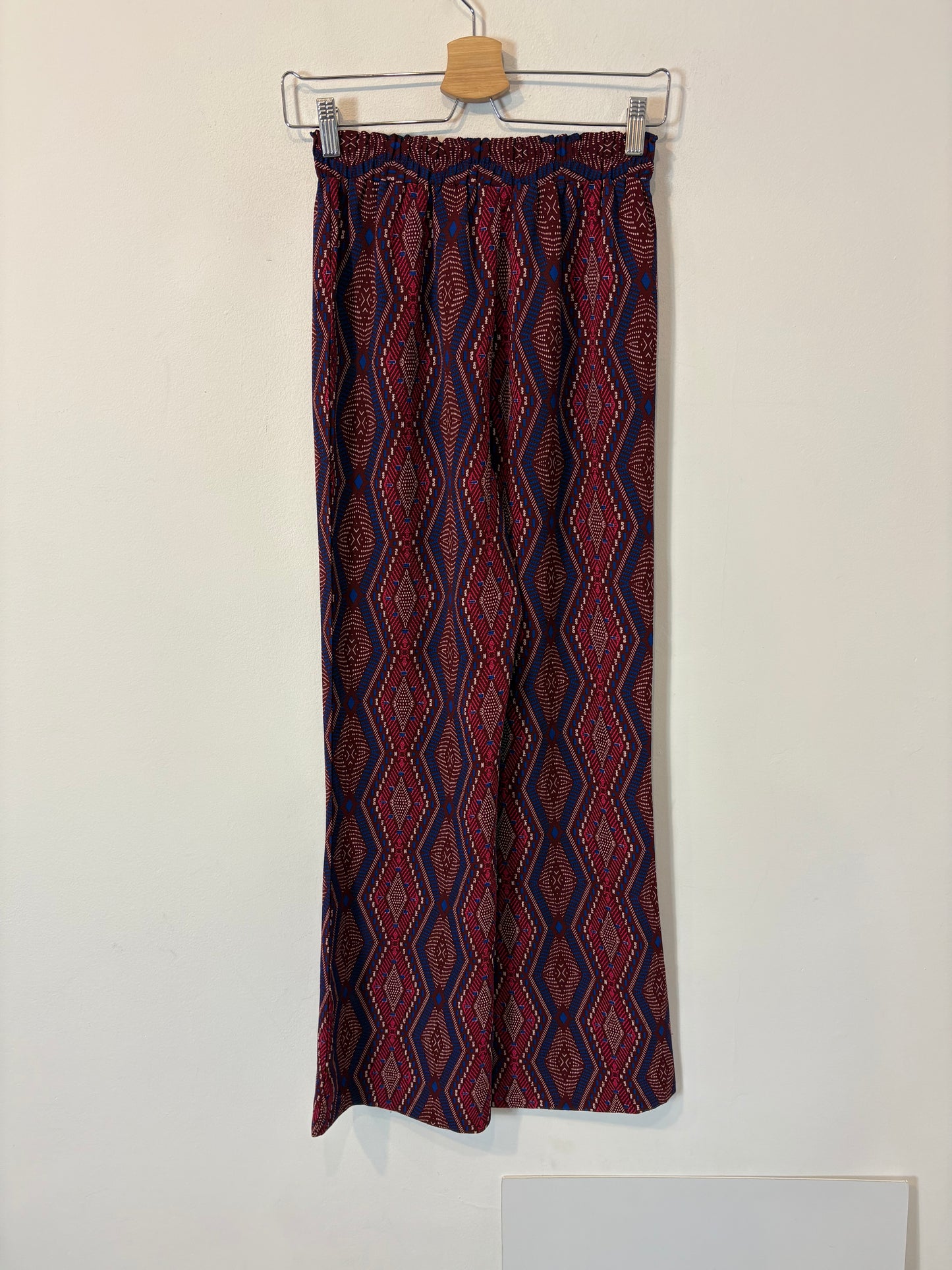 SUBDUED. Pantalón fludio burdeos estampado