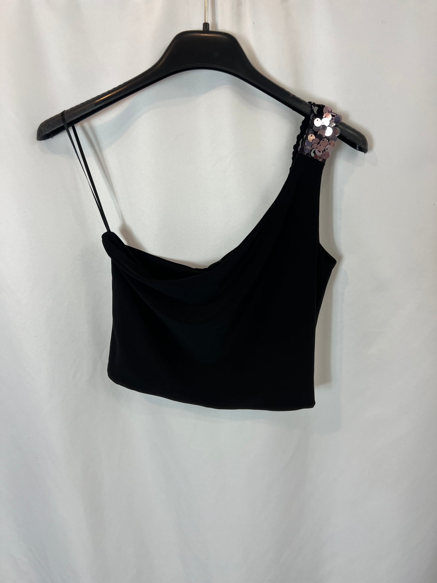 THE ARE. CropTop negro asimétrico. T S
