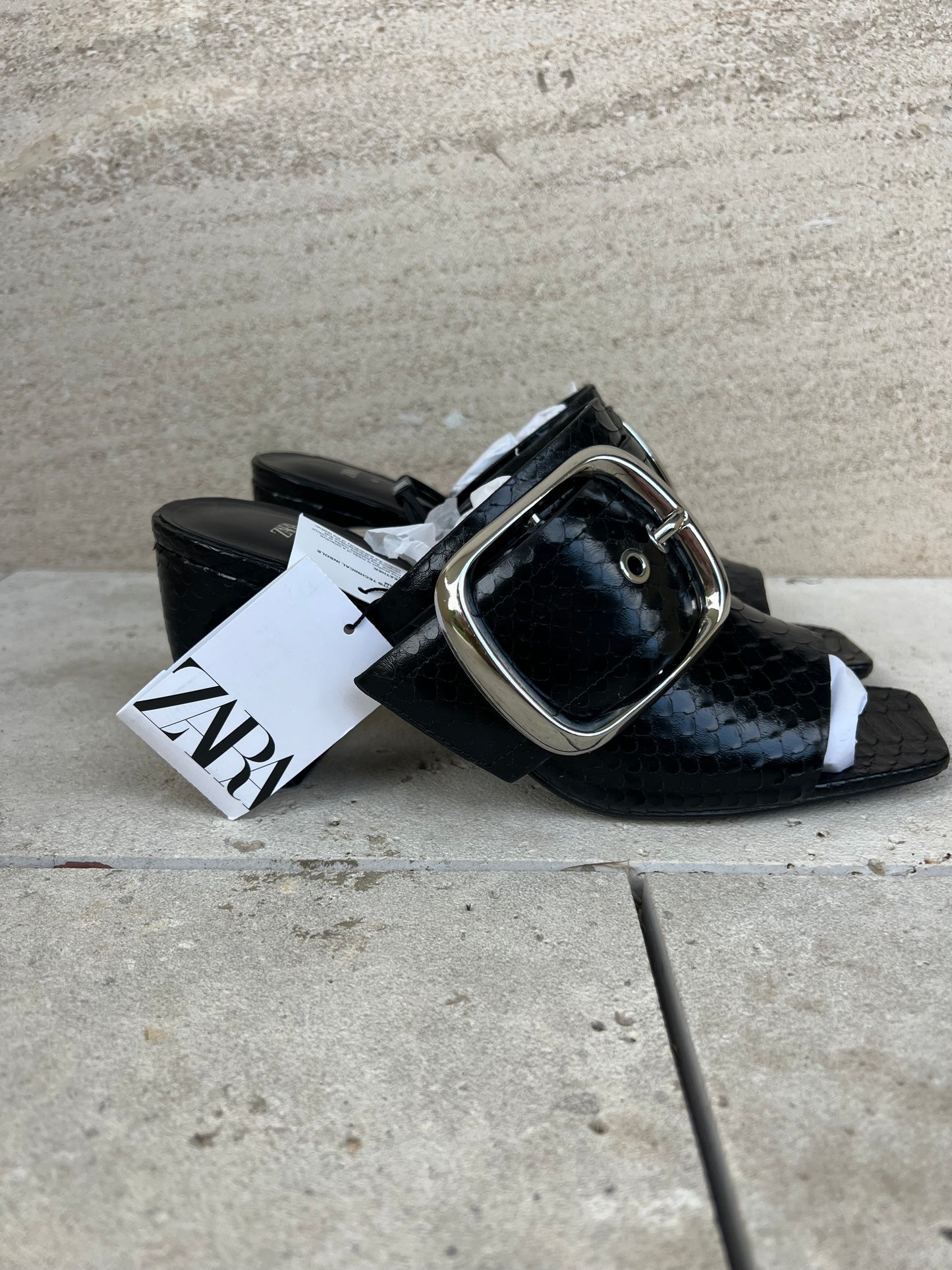 ZARA. Sandalias piel detalle tacón. T 40