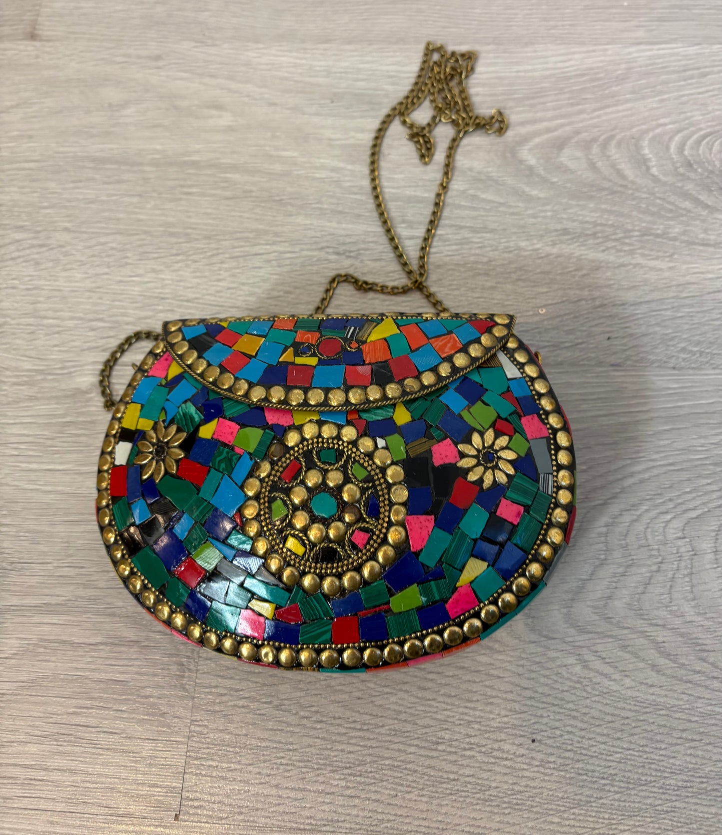 OTRAS. Bolso rígido piedras colores