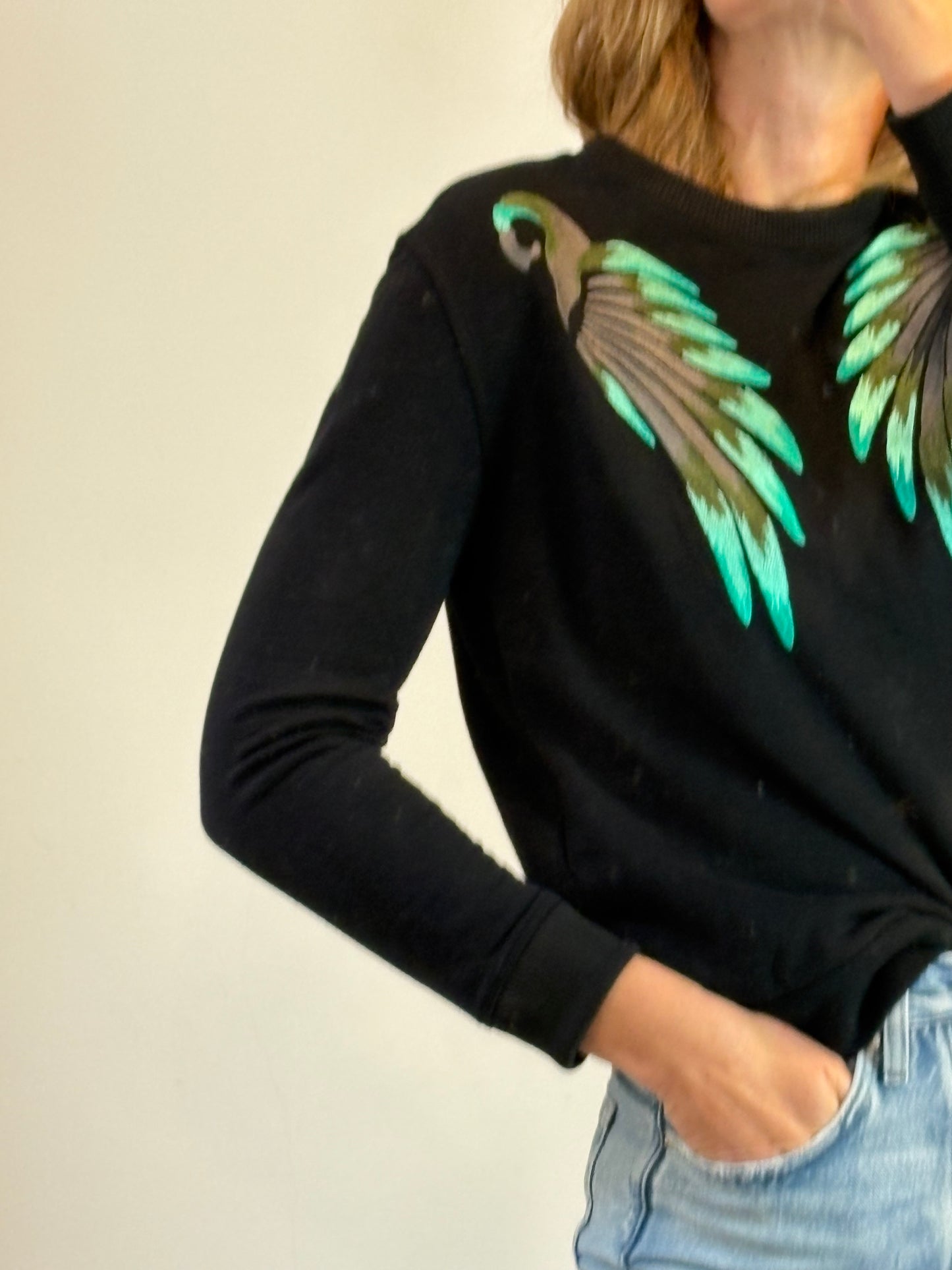 MAJE. Sudadera negra bordados