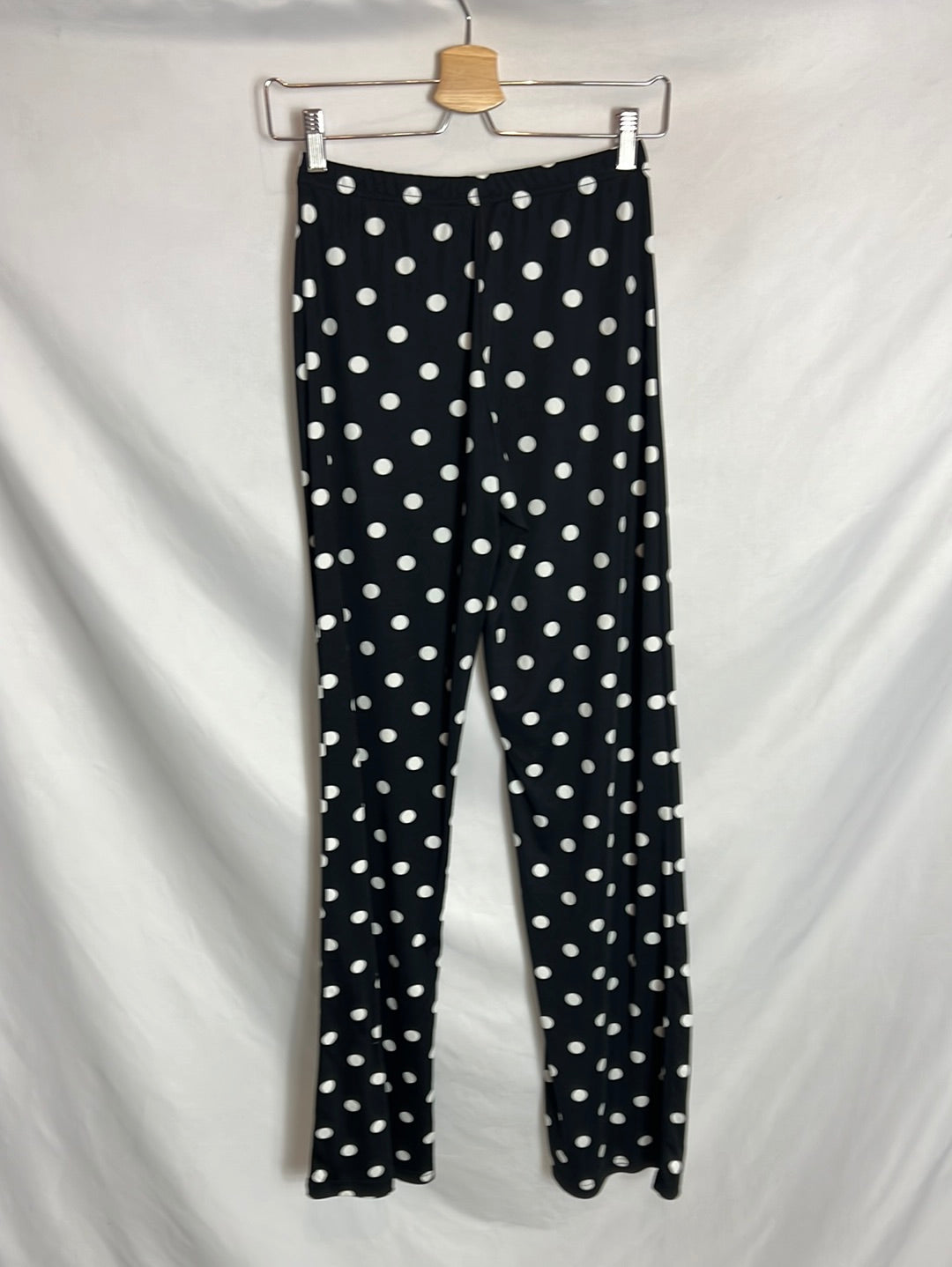 SFERA. Pantalón negro lunares T S