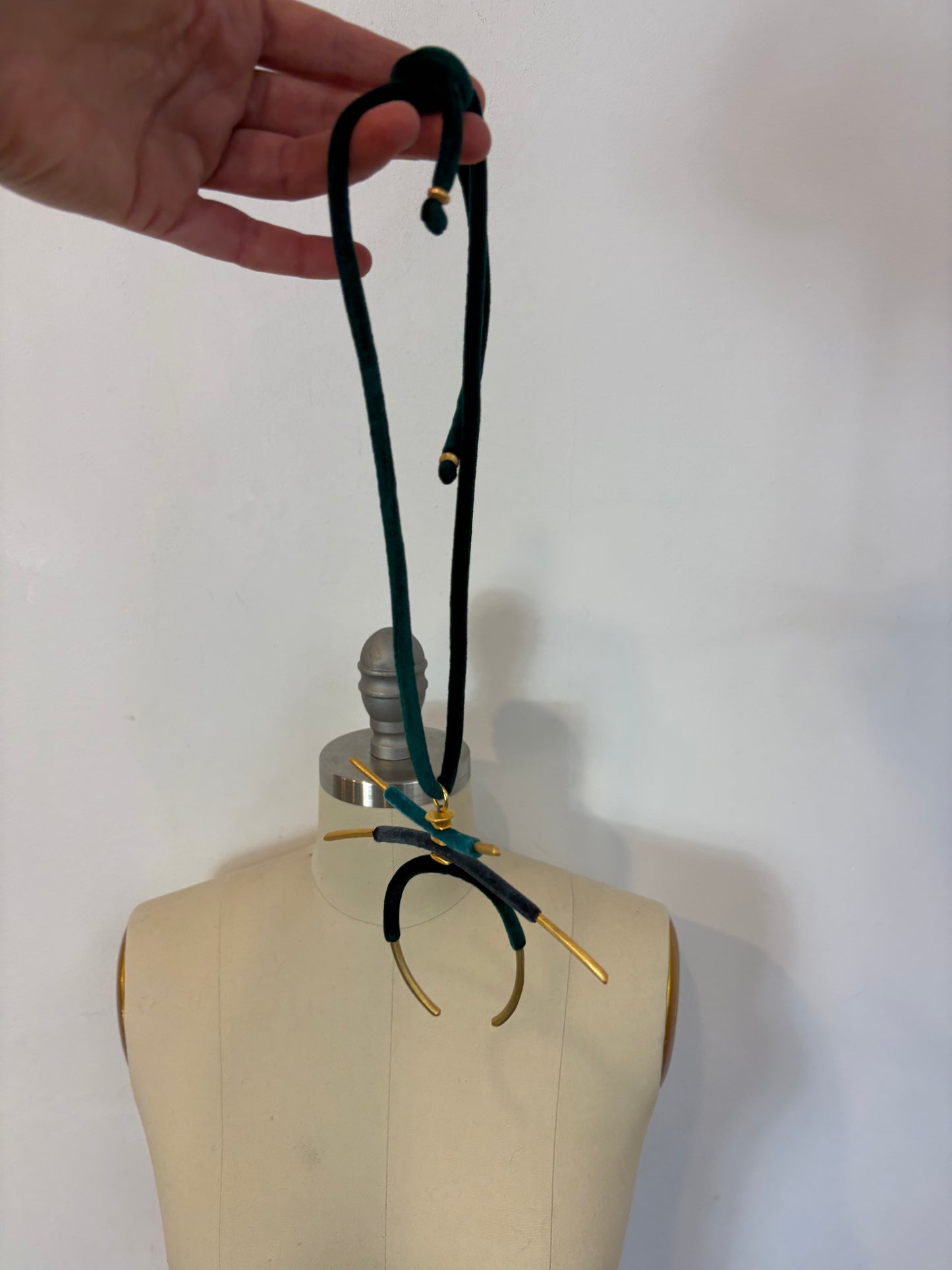 OTRAS. Collar dorados y terciopelo