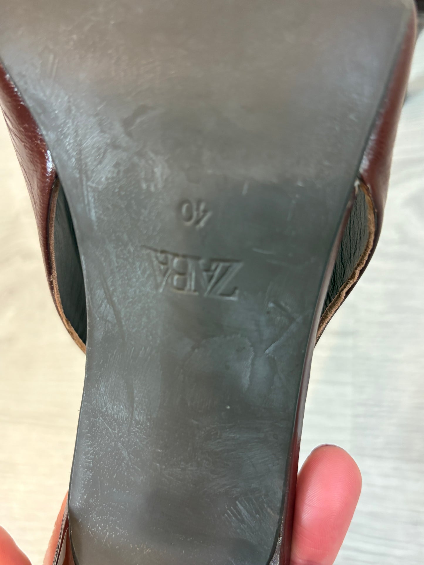 ZARA. Tacones destalonados burdeos. T 40