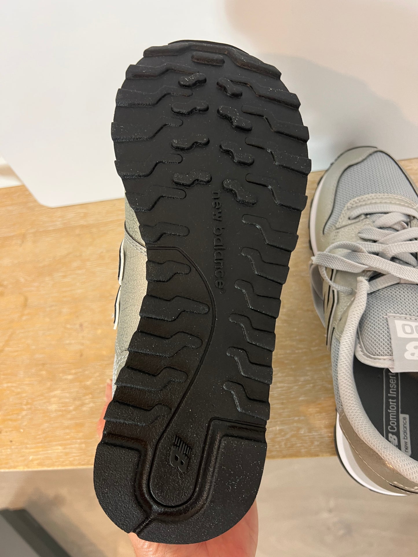 NEW BALANCE. Zapatillas plateadas logo. T 40