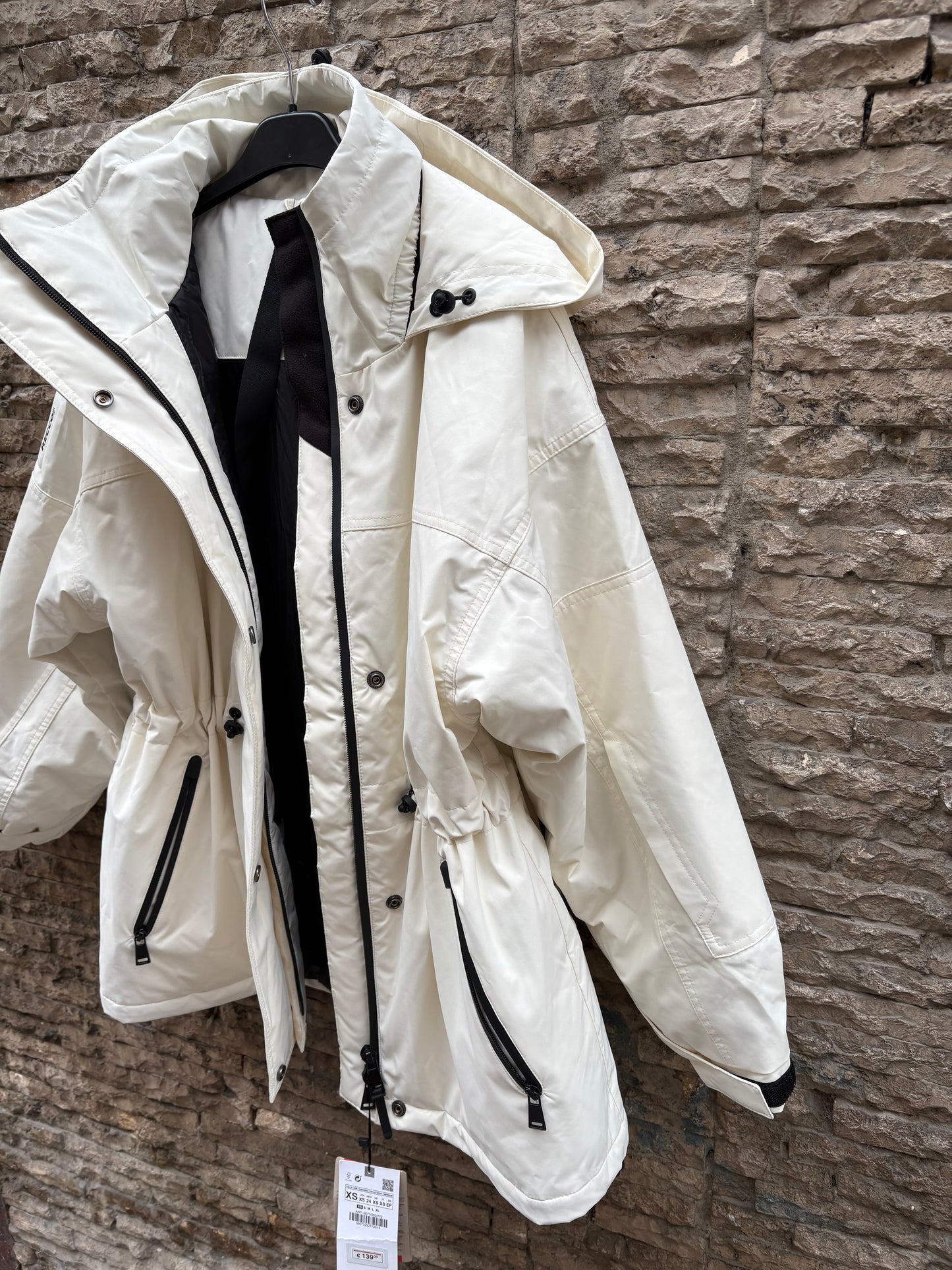 ZARA. Abrigo blanco ski