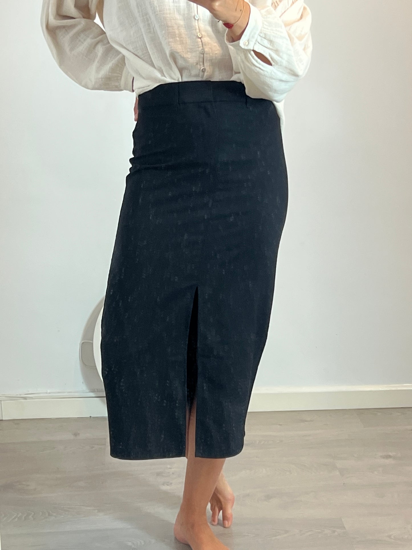 H&M. Falda negra midi T.36