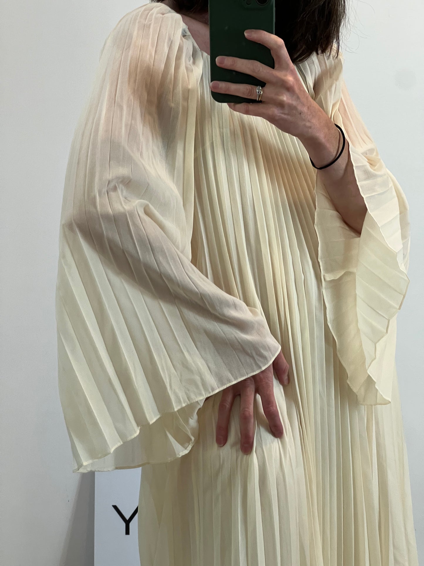 SÉZANE. Vestido plisado beige. T 34