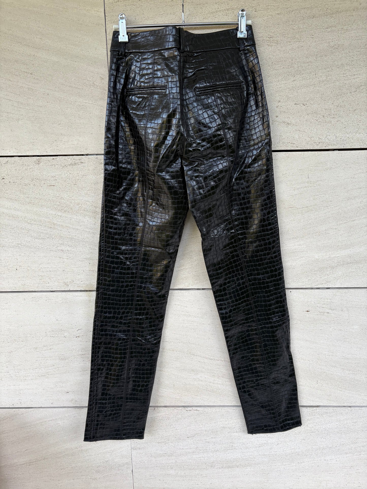 ZARA. Pantalón negro piel troquelada