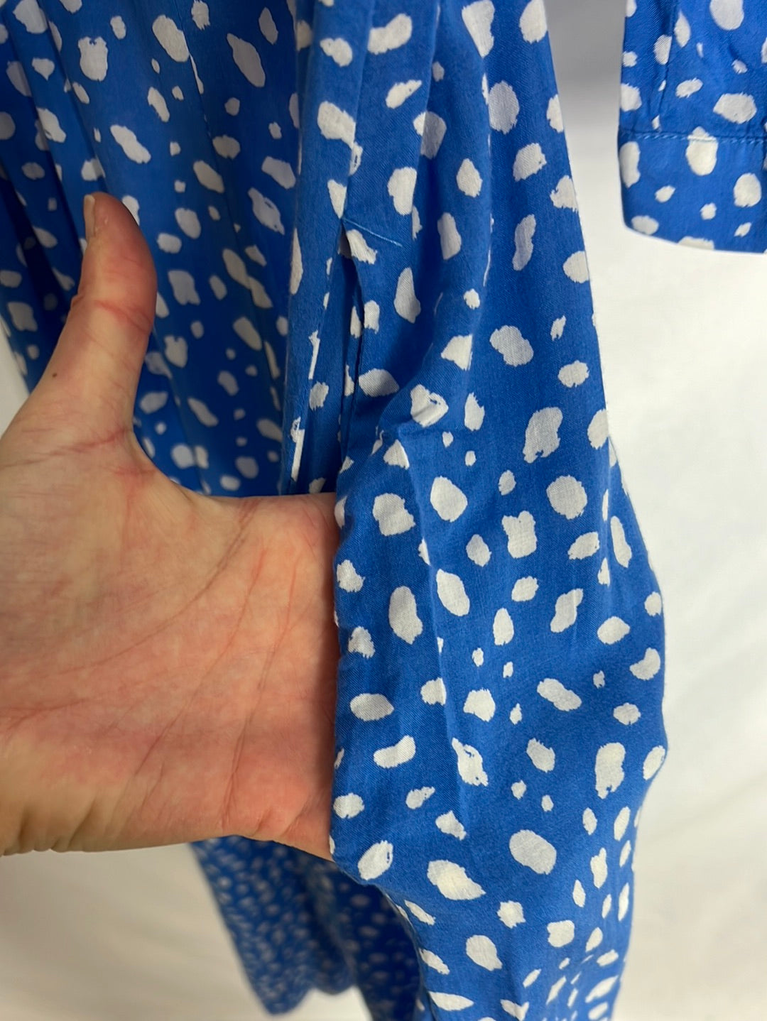 ZARA. Vestido midi azul y blanco camisero. T S