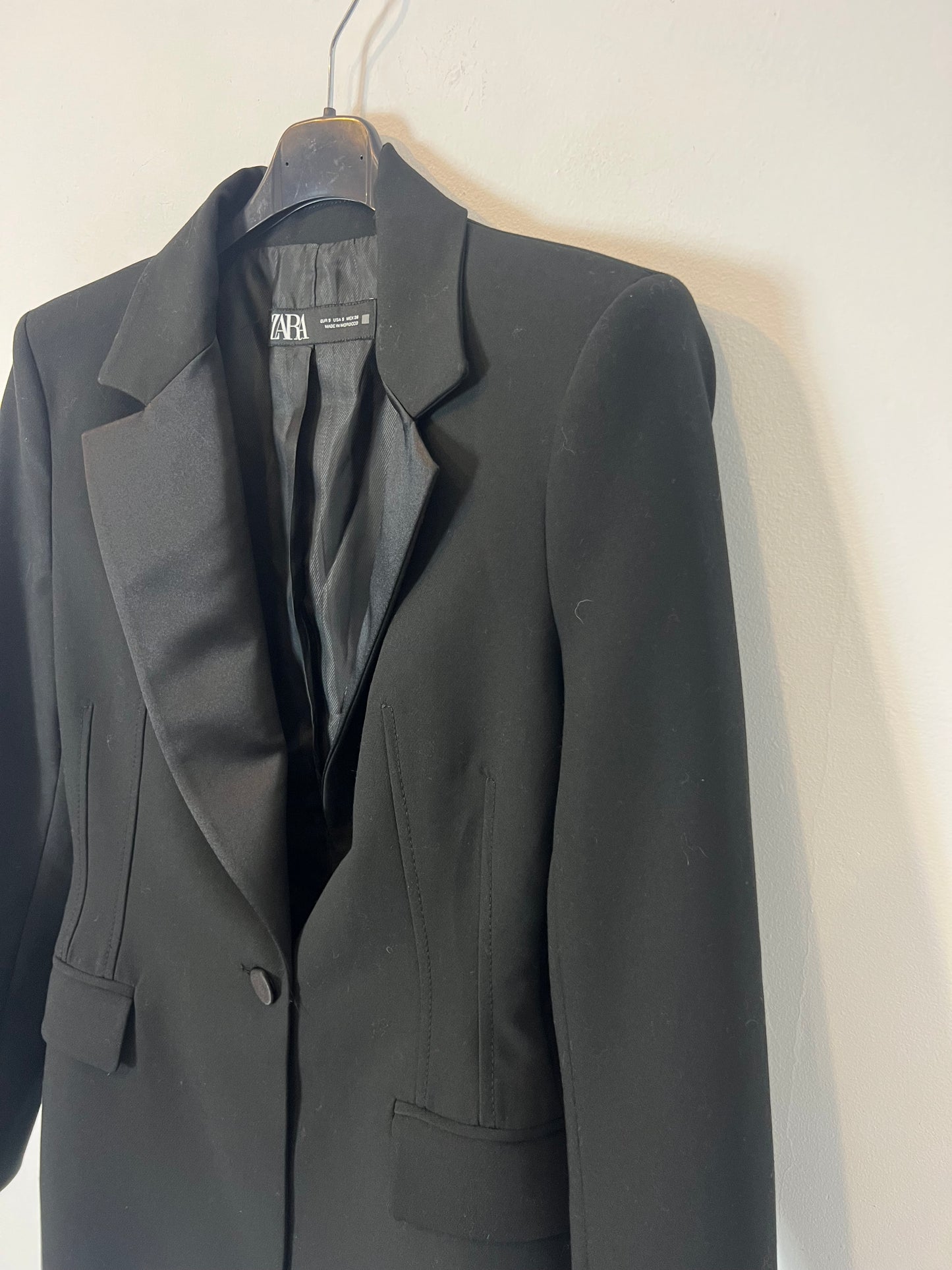 ZARA. Black blazer with satin lapel. TS