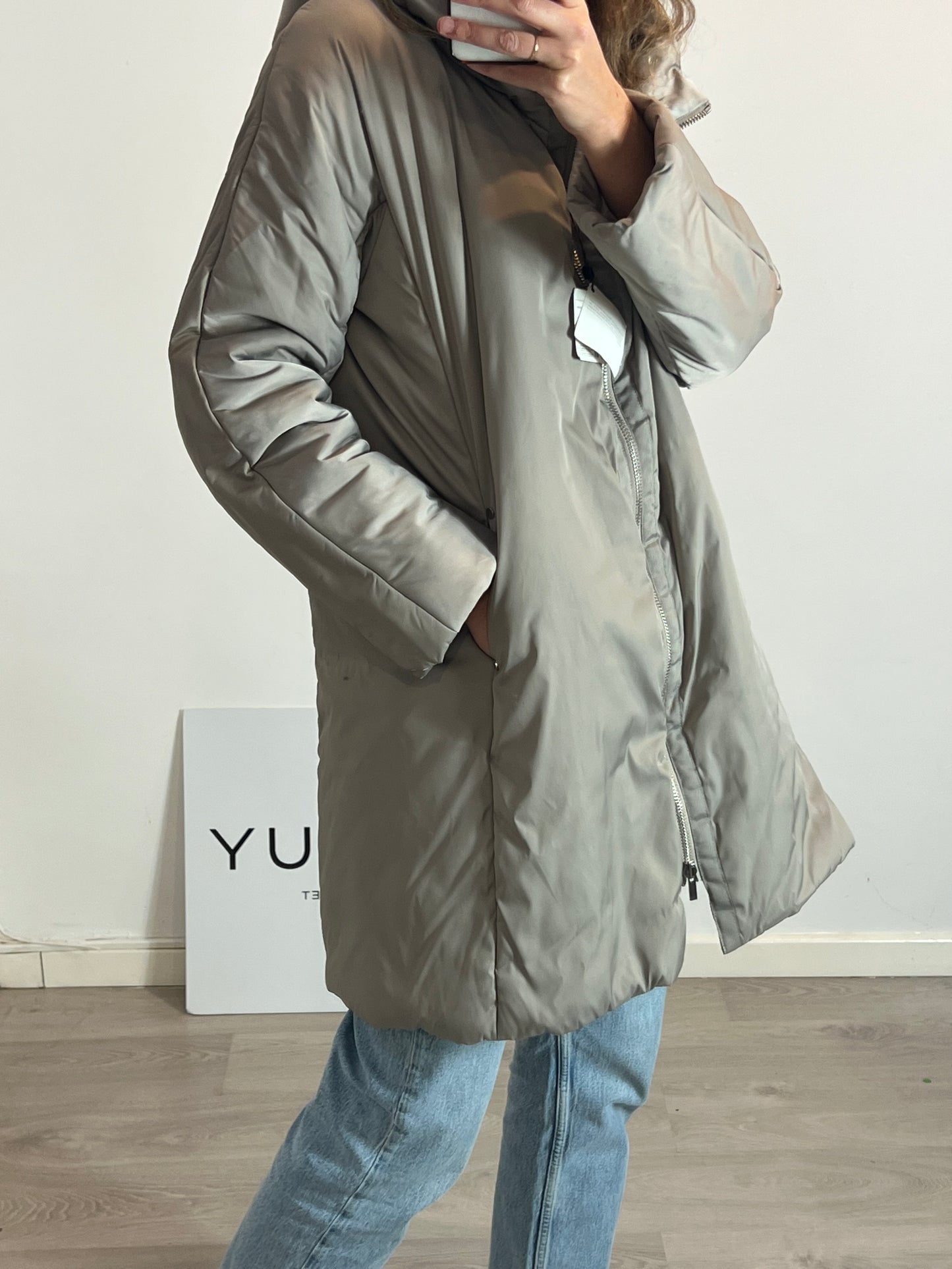 ADOLFO DOMINGUEZ. Plumas beige capucha T.46 (L)